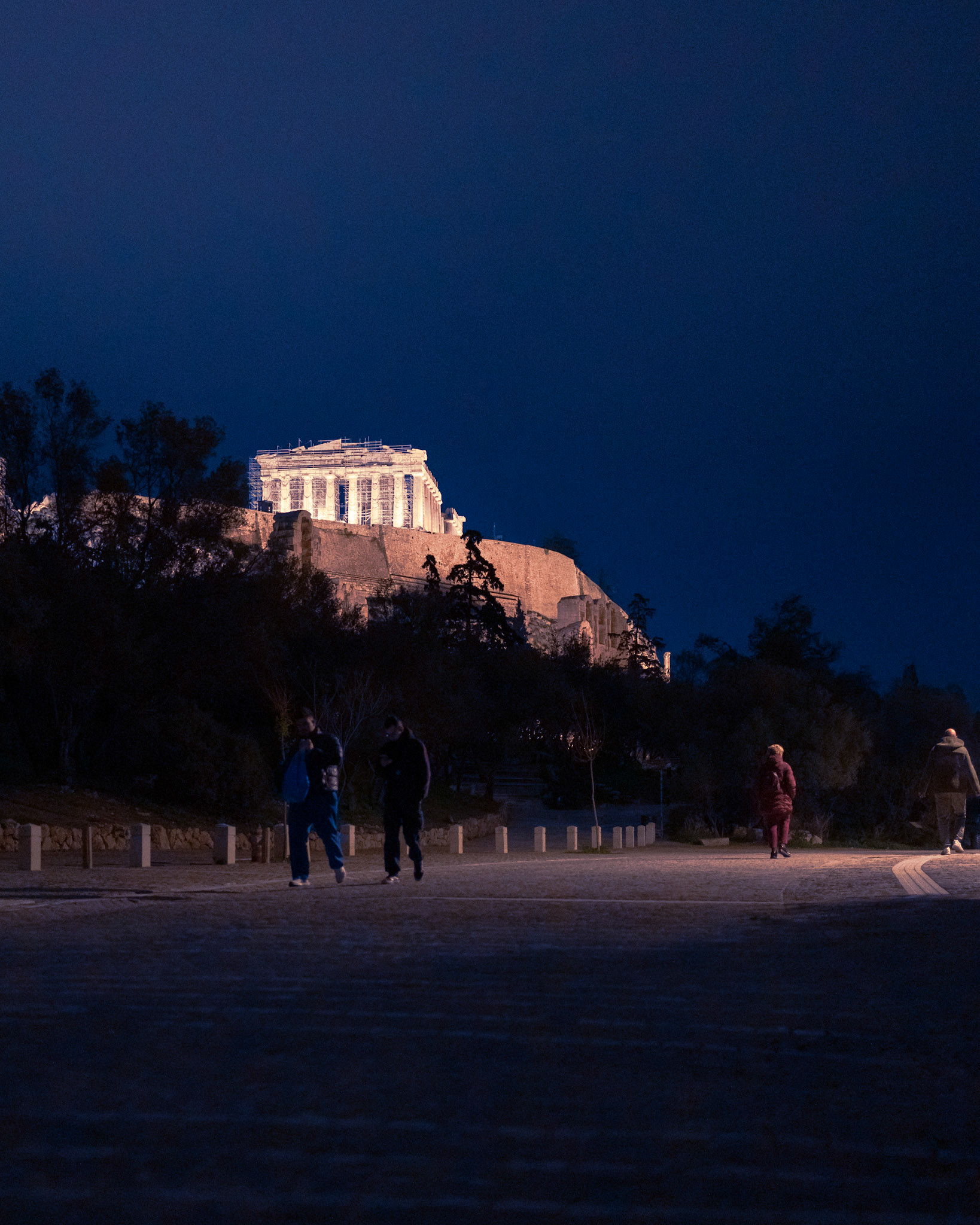 Κατά μήκους της Διονυσίου Αρεοπαγίτου, κι από τον Λόφο της Πνύκας, πώς μπορείς να πάρεις τα μάτια σου απ' την #Ακρόπολη 🏛️ και τη μεγαλοπρέπεια που εκπέμπει ✨ Μια απ' τις αγαπημένες μου διαδρομές, αυτή η περιοχή στην #Αθήνα, βρίσκω ότι είναι η πιο χαλαρωτική 😌#Acropolis #Athenswalks  ##nightshooterzShot on @SonyAlpha 7iii FE 35mm f/1.8SS 1/160ISO 3200