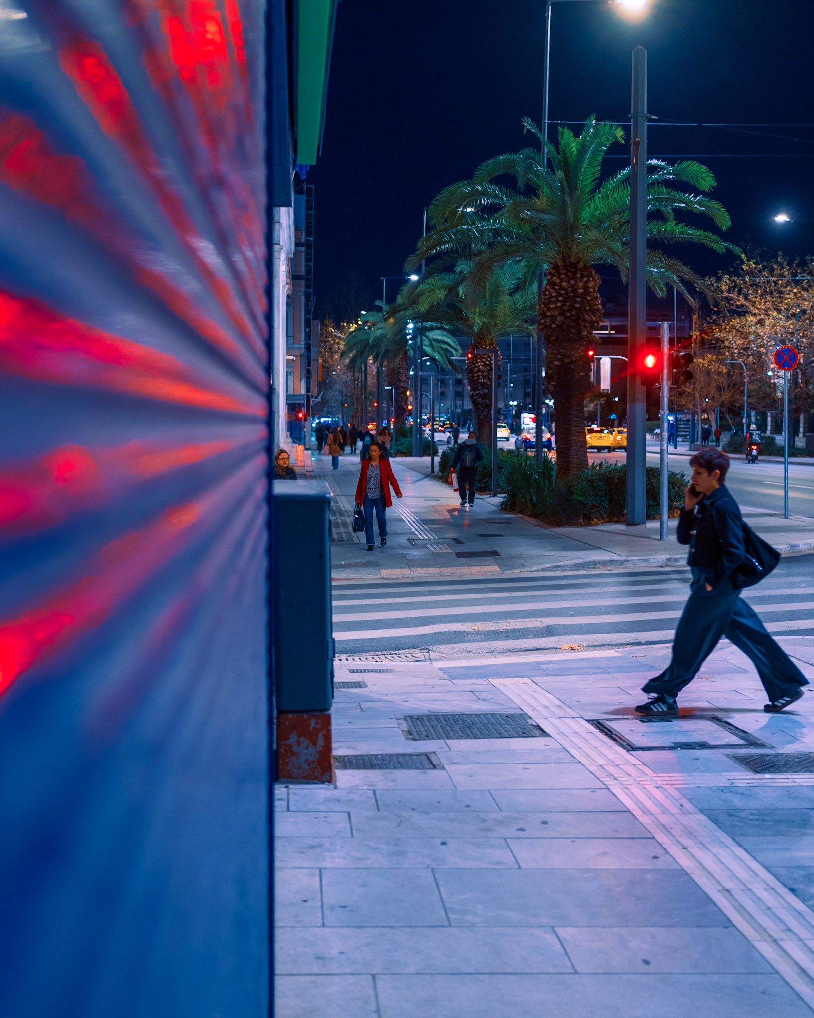Across the streets of #Athens, if you practice your acumen and perception enough, the shiny surfaces will pop in front of you, creating eerie #reflections 💎 Add the night's #humanactivity, and you'll get yourself a beautiful composition ✨ Having a #primelens, such as 35mm, is always a challenge in #nightstreetphotography, as it triggers you to move, in order to frame your subject. But, it's a challenge I take every night 🌃What was your favorite 👇