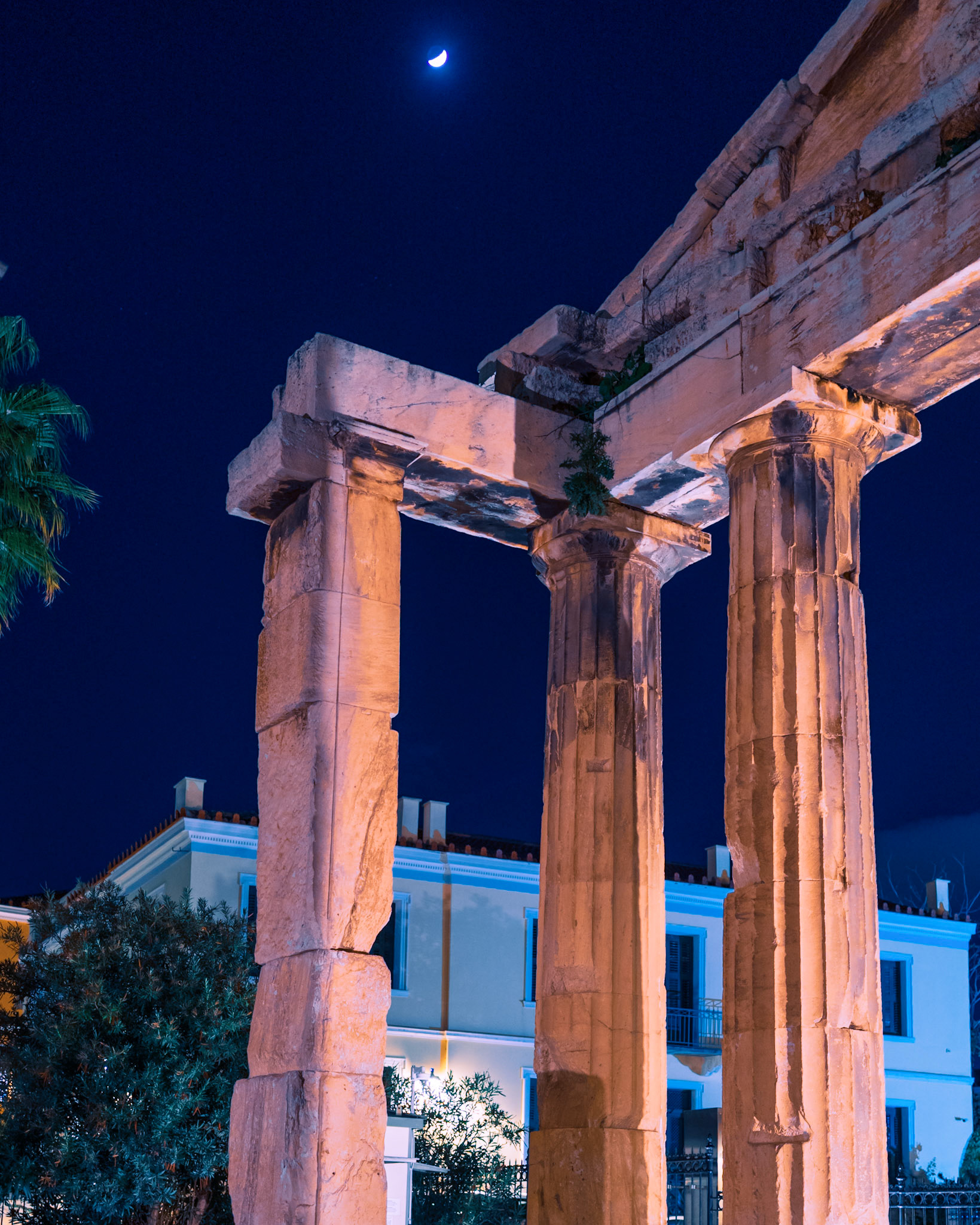 When I walk the streets of #Plaka, I'm always searching for that perfect moment where people meet the lights ✨. Like most #citiesofEurope, the way the Blue Hour 🌃 colors the cityscape, is enough to keep me out and about, night after night! This is what I love about #nightphotography! Every corner hides a story, if you're patient enough to witness it. The #SonyA7iii combined with a 35mm prime lens, always gives me the depth and visual aspect I'm looking for, and is by far, my go-to combination! What's your favorite hidden spot in #Athens? Drop it in the comments 👇