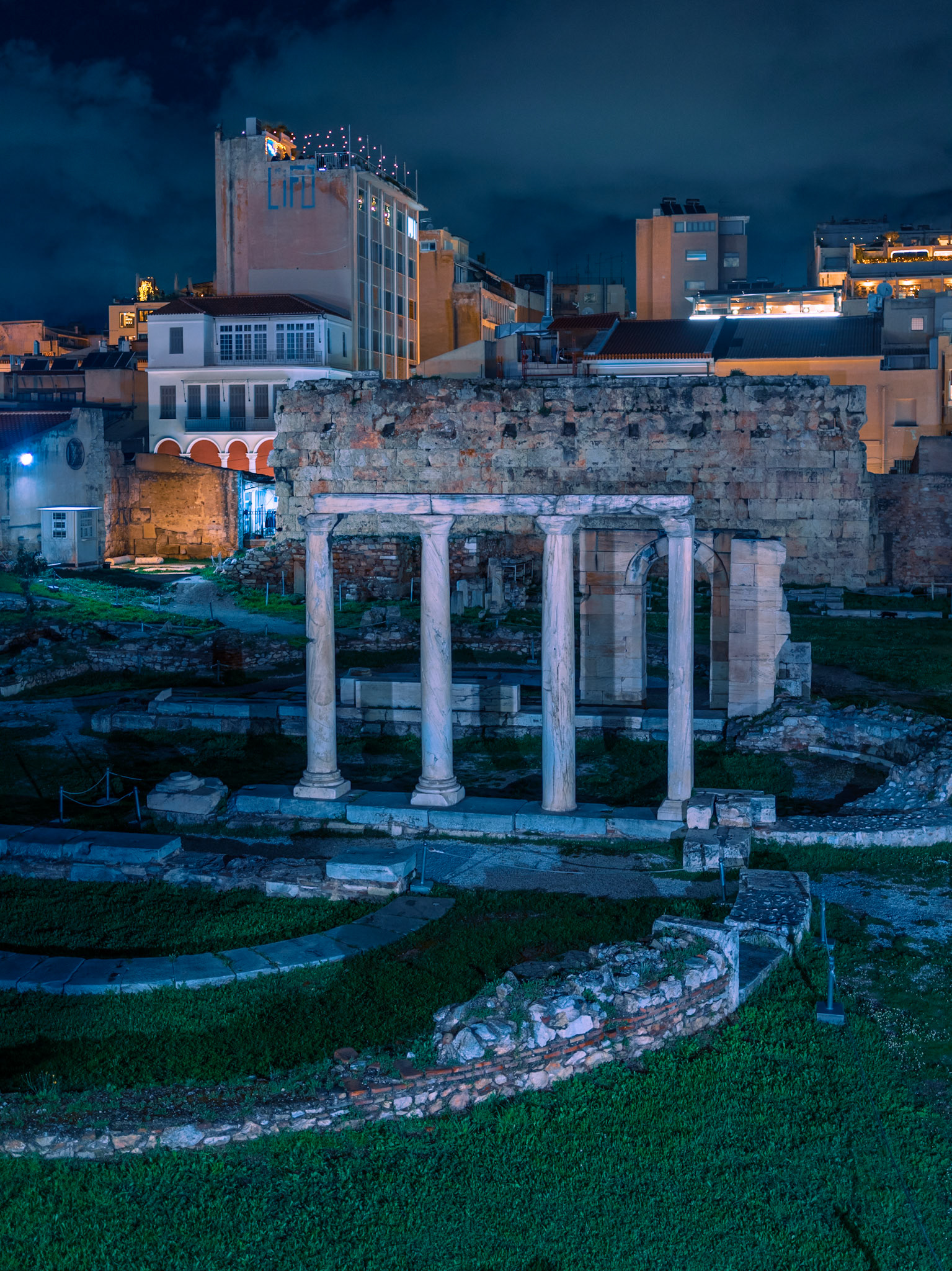 Are you fond of #archaeology 🏺?Situated in #Monastiraki, and close to the Athens Roman Agora, you'll find the ruins of a gorgeous archaeological site!The #HadriansLibrary 🏛️ was built in 132 AD by Emperor Hadrian, serving as a cultural hub, archive, school, and a venue for lectures!After a long walk, I feel it's nice to take a moment and just admire all those fragments of History, that shaped this land, and anointed #Greece as the cradle of today's civilization!