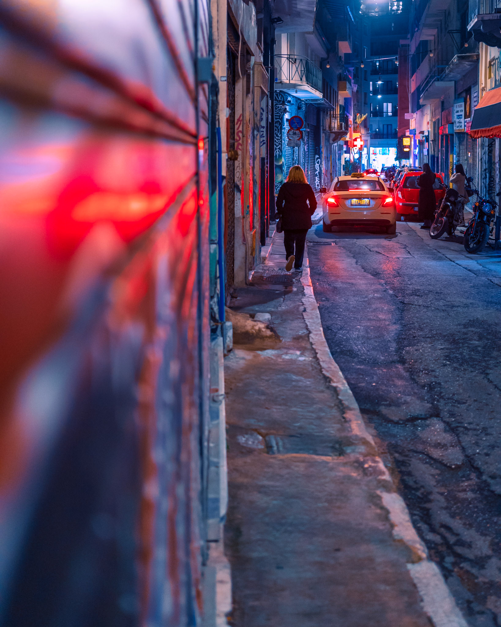 Across the streets of #Athens, if you practice your acumen and perception enough, the shiny surfaces will pop in front of you, creating eerie #reflections 💎 Add the night's #humanactivity, and you'll get yourself a beautiful composition ✨ Having a #primelens, such as 35mm, is always a challenge in #nightstreetphotography, as it triggers you to move, in order to frame your subject. But, it's a challenge I take every night 🌃What was your favorite 👇