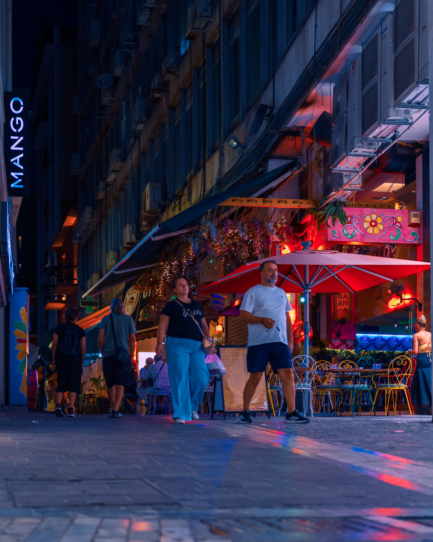 It's #nightout🍸, and around the streets of #Ermou, there are more than enough bars to choose from, and enjoy your time in #Athens 🥰