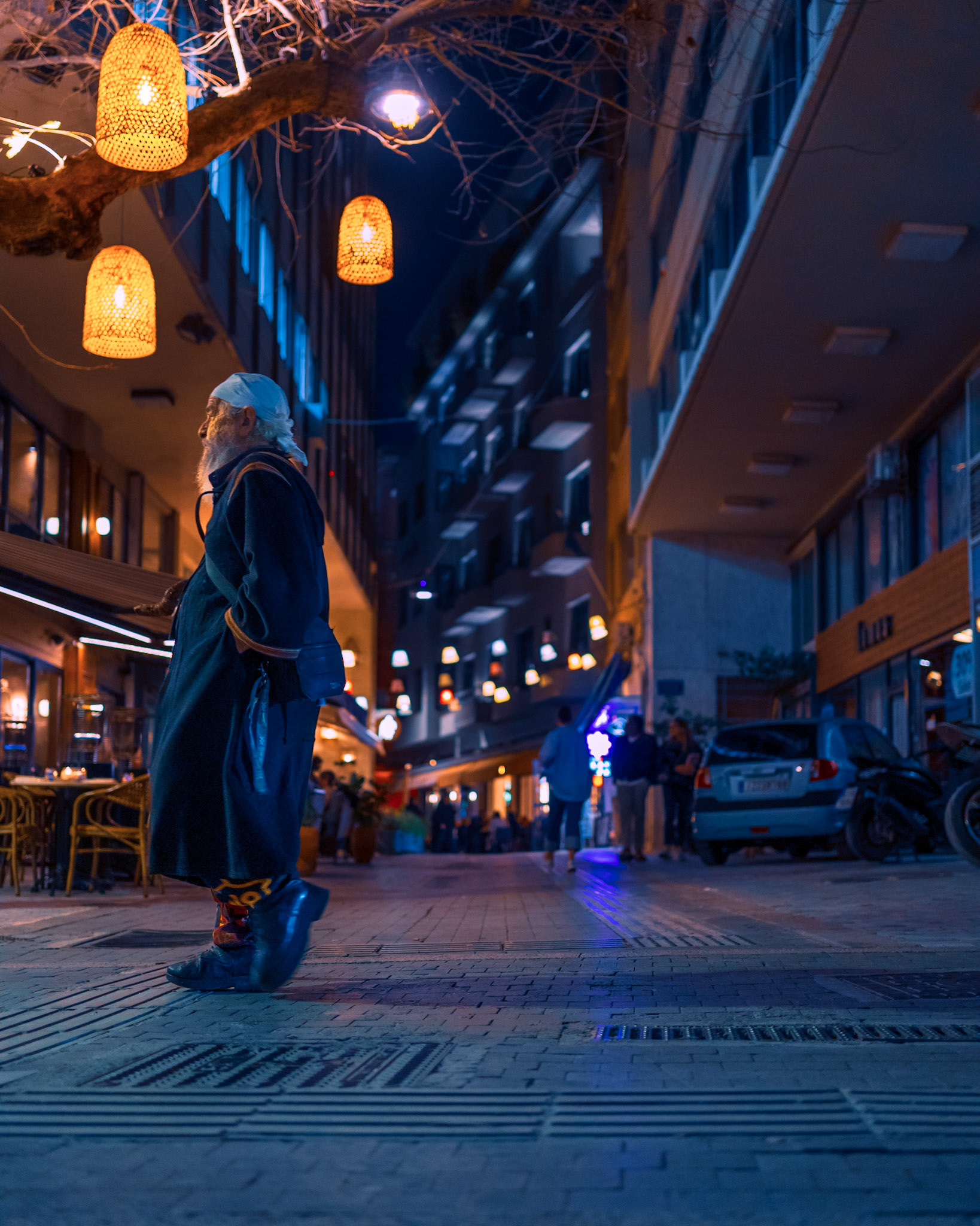 People cast their #shadows on the streets 💎 Those bathed in #citylights, have their chance to leave something dark behind them! Walking across #Athens, capturing the locals and visitors, I often come across such flattering #silhouettes, that create their own canvas! Stories their body language (and my #nightstreetphotography) sometimes reveals!