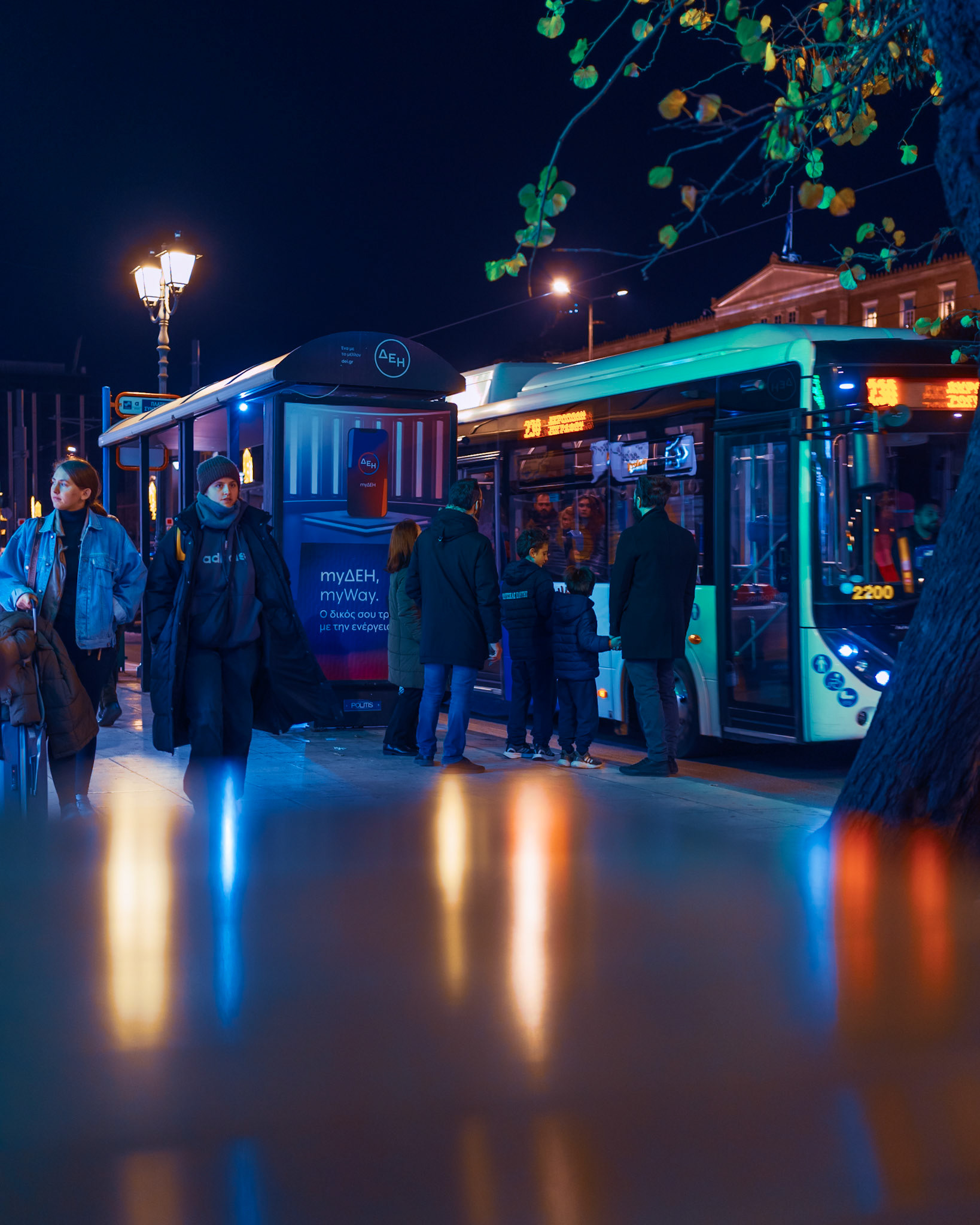 While #Athens is never asleep and ever watchful, between its warm #streetlights 💡, the cool glow of the #bus, and those colorful #reflections, strangers share a silent moment of waiting 🚌.