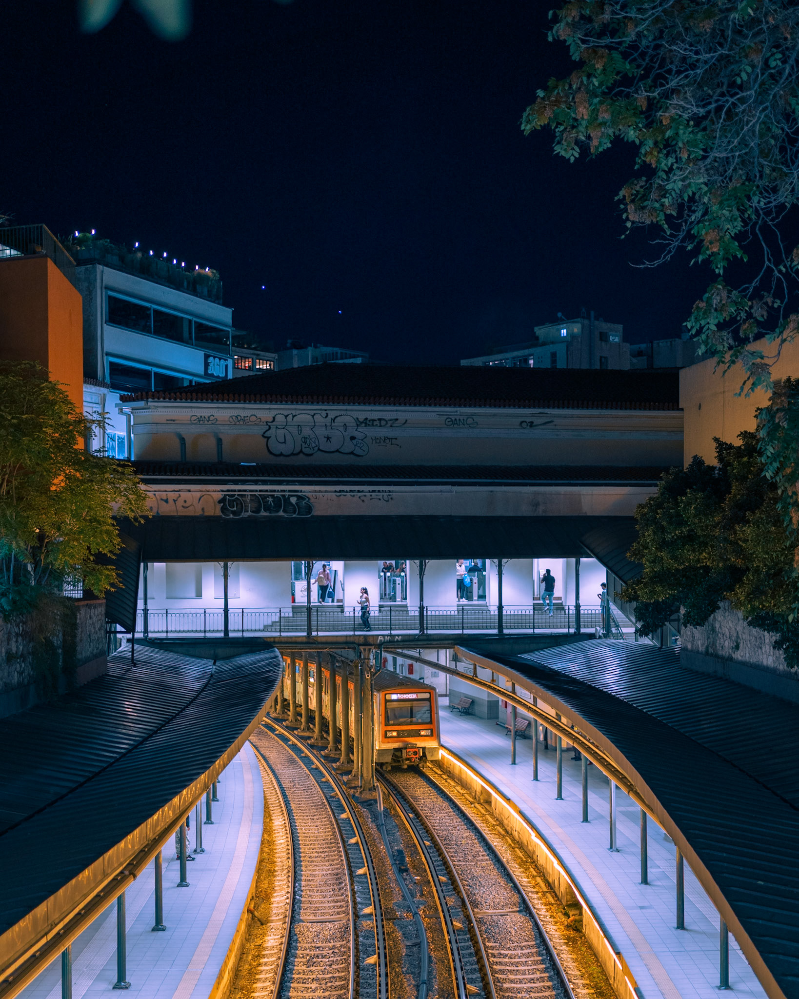 The passing of the #train🚂 clears the station in #Monastiraki of people, but still not as much!