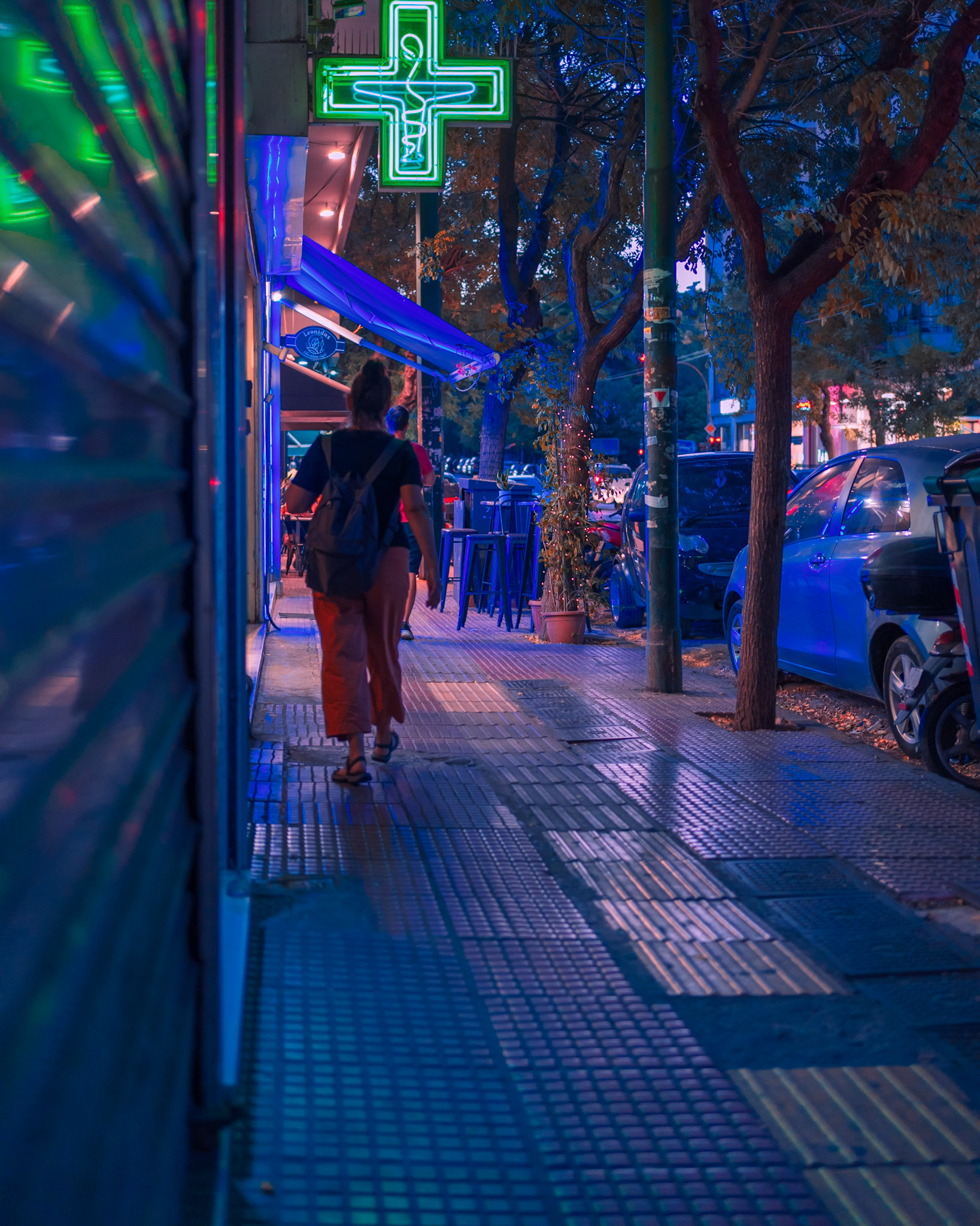 Scouting #neonlights 💎 As I make my way to #Pagrati, every street holds a surprise for me to capture 📸