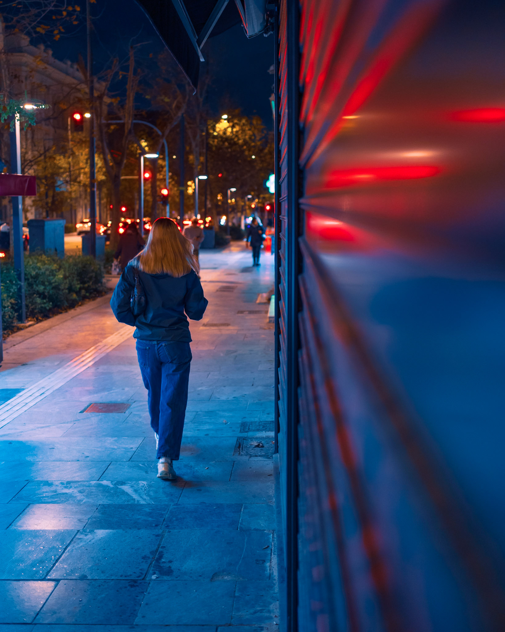 Across the streets of #Athens, if you practice your acumen and perception enough, the shiny surfaces will pop in front of you, creating eerie #reflections 💎 Add the night's #humanactivity, and you'll get yourself a beautiful composition ✨ Having a #primelens, such as 35mm, is always a challenge in #nightstreetphotography, as it triggers you to move, in order to frame your subject. But, it's a challenge I take every night 🌃What was your favorite 👇