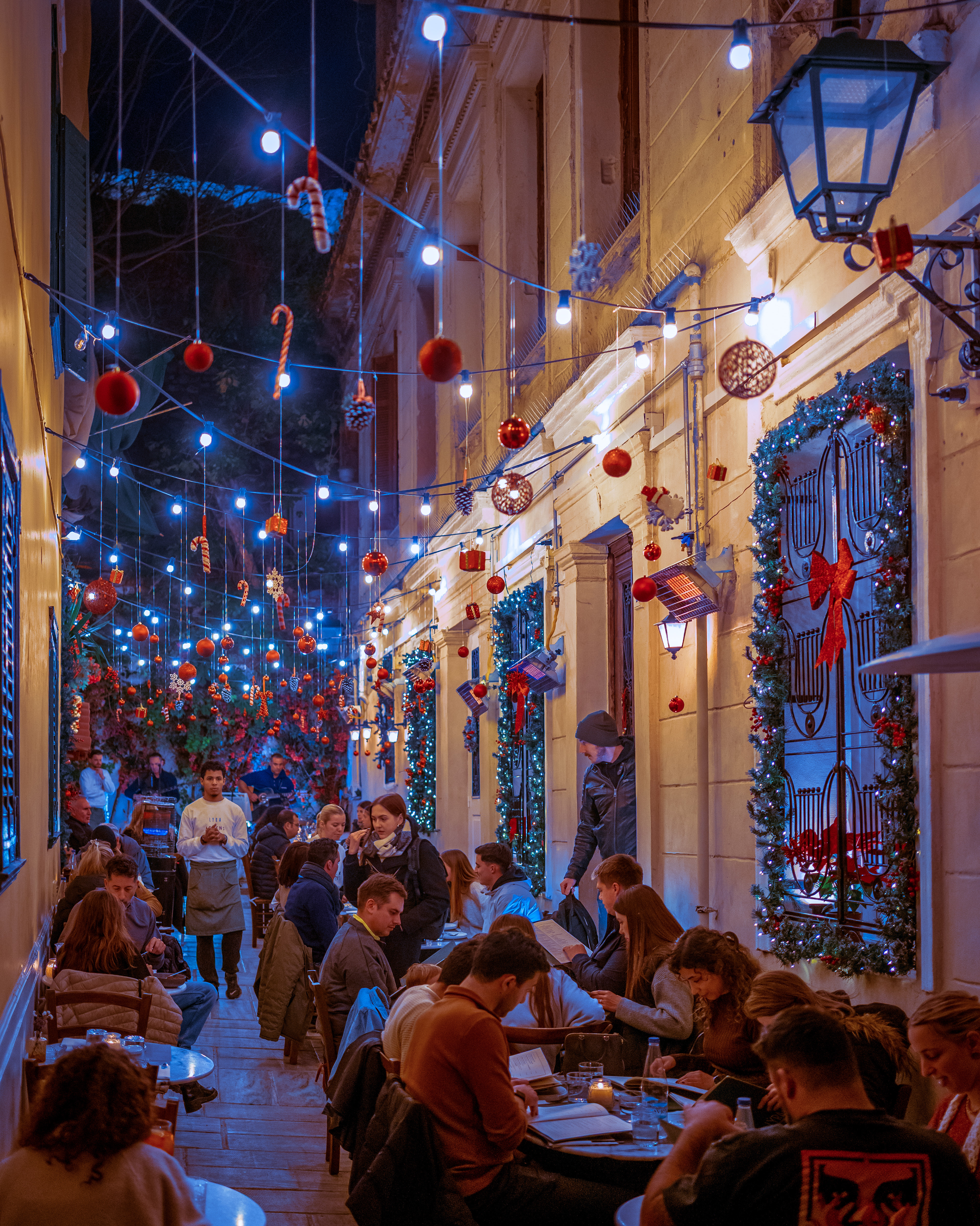 The vivid nightlife of Athens, under the city's lights!