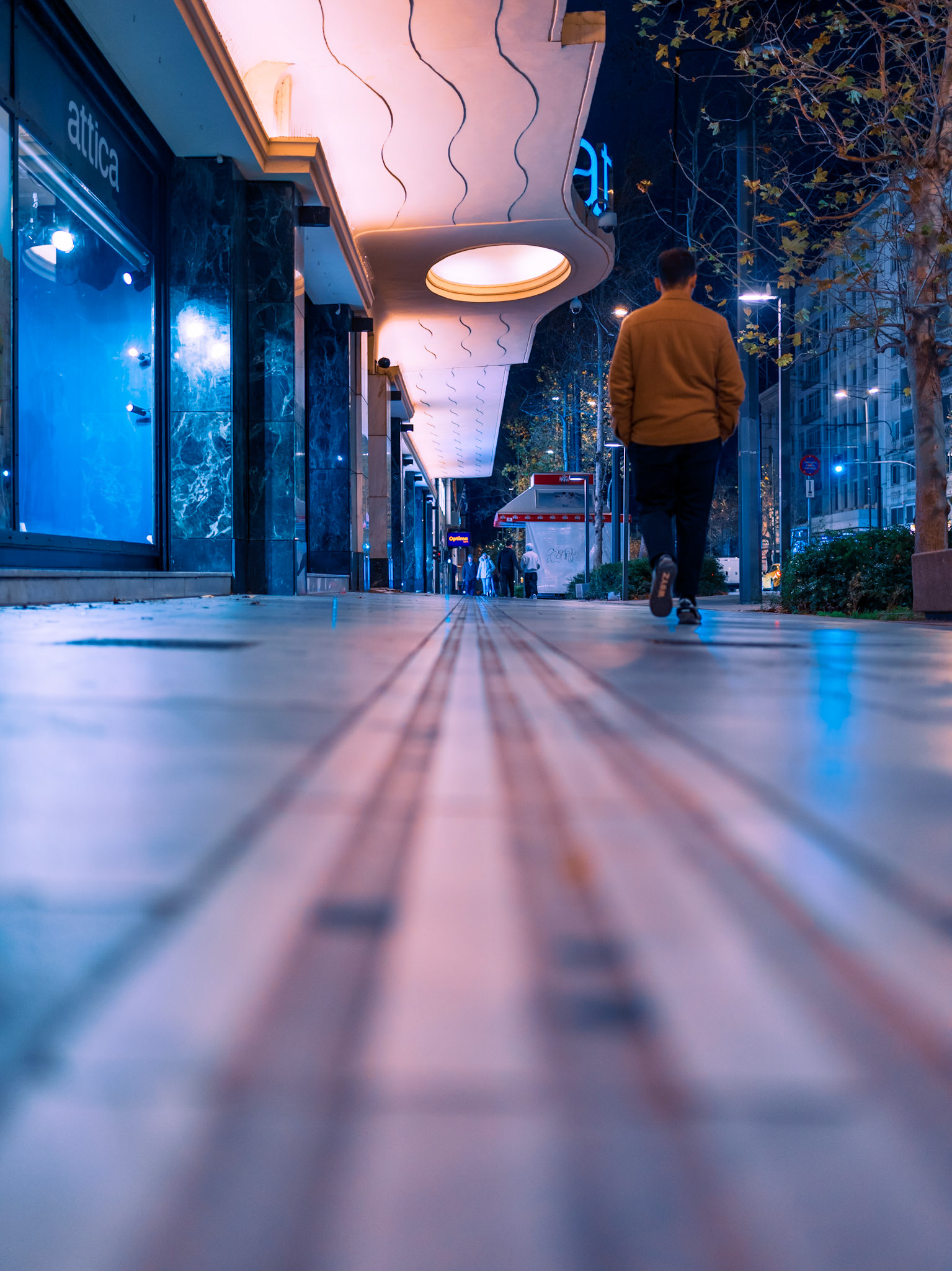 People cast their #shadows on the streets 💎 Those bathed in #citylights, have their chance to leave something dark behind them! Walking across #Athens, capturing the locals and visitors, I often come across such flattering #silhouettes, that create their own canvas! Stories their body language (and my #nightstreetphotography) sometimes reveals!
