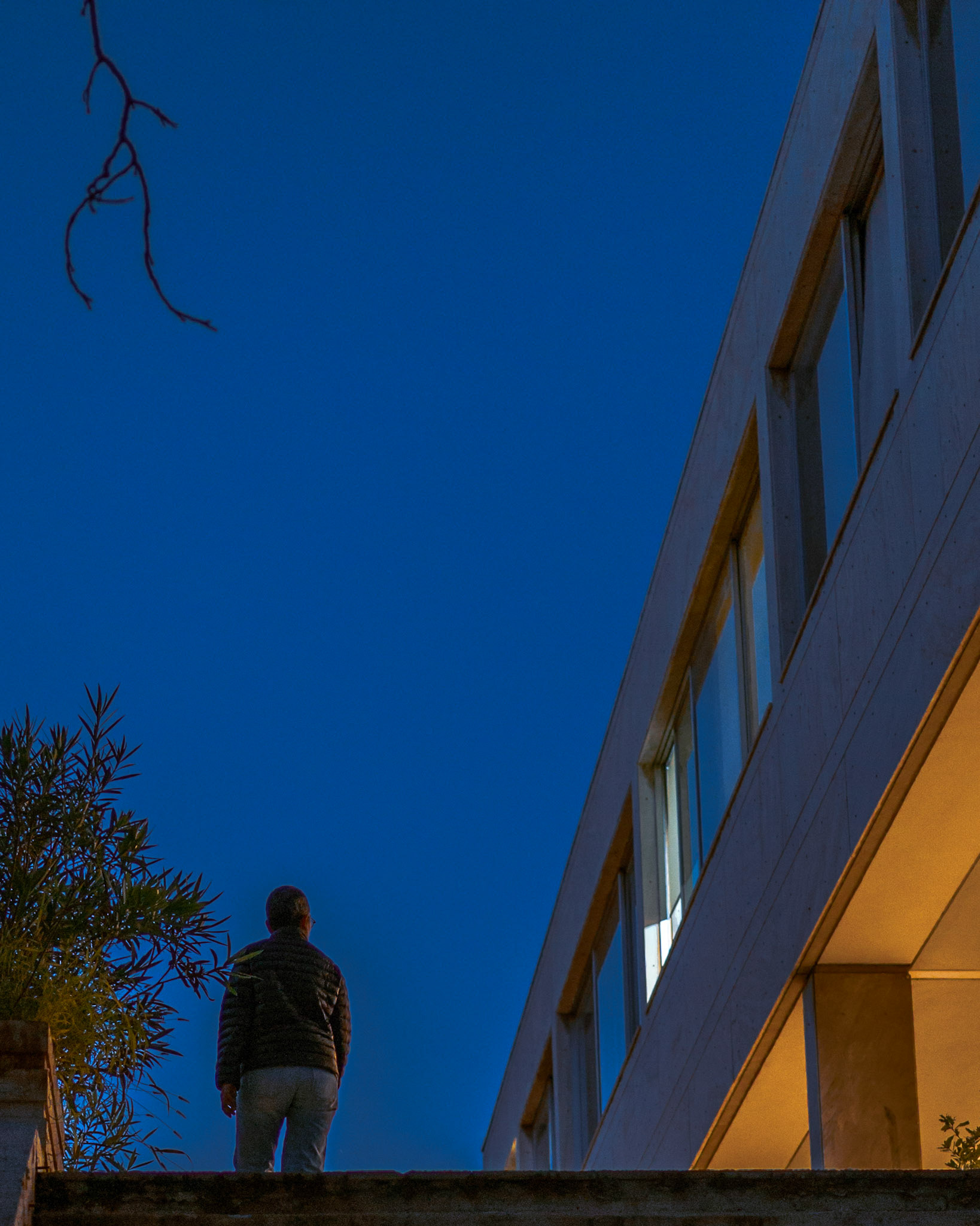 Having finished walking up the #stairs, this man's #silhouette against the #clearsky, made a perfect #minimal scene for this evening's capture 📸