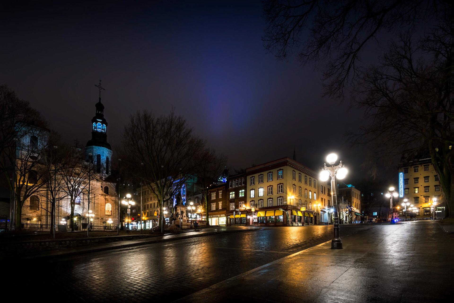 City hall place, by night - Quebec City, Avril 2017