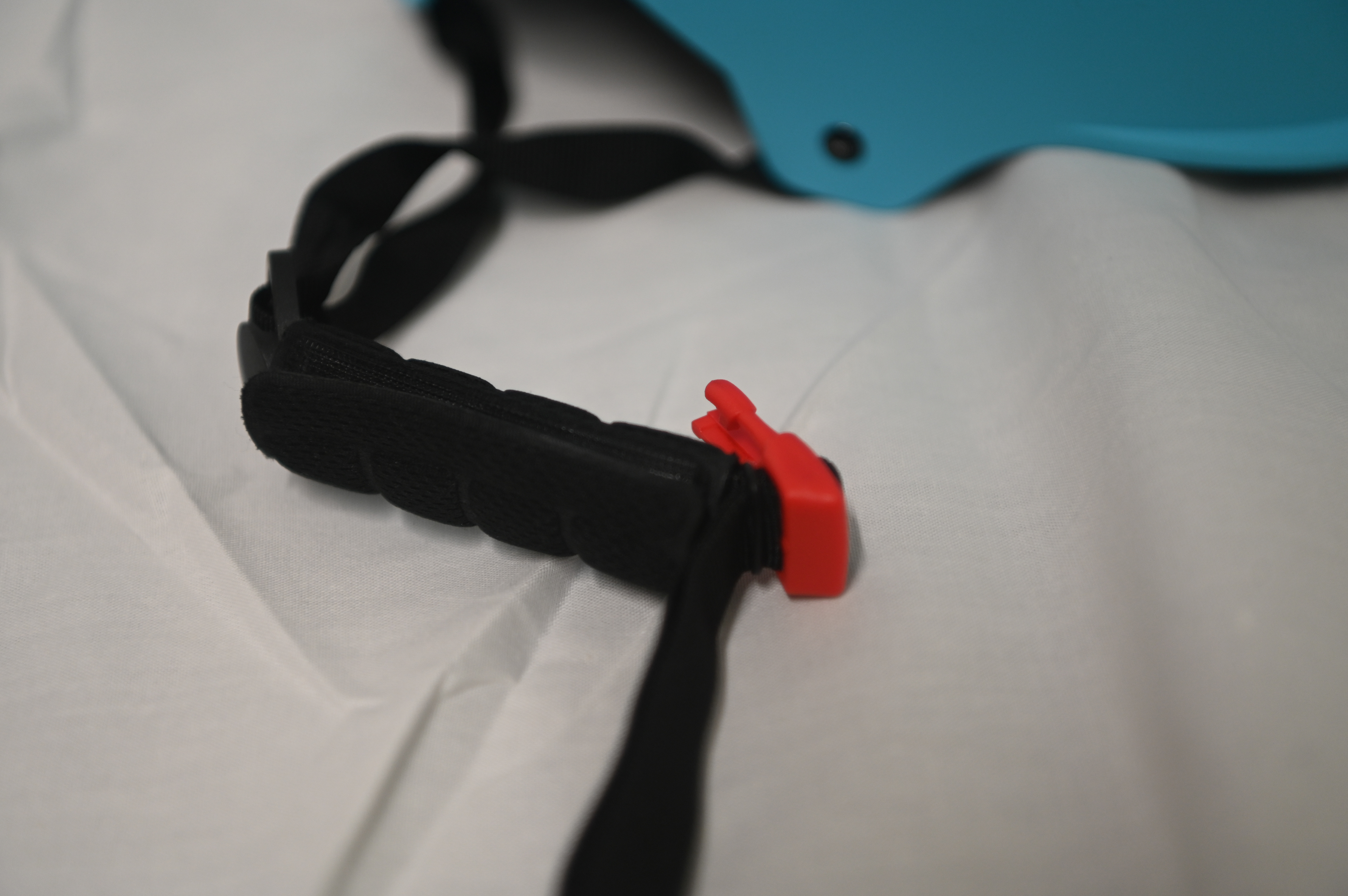 Snap buckle on helmet