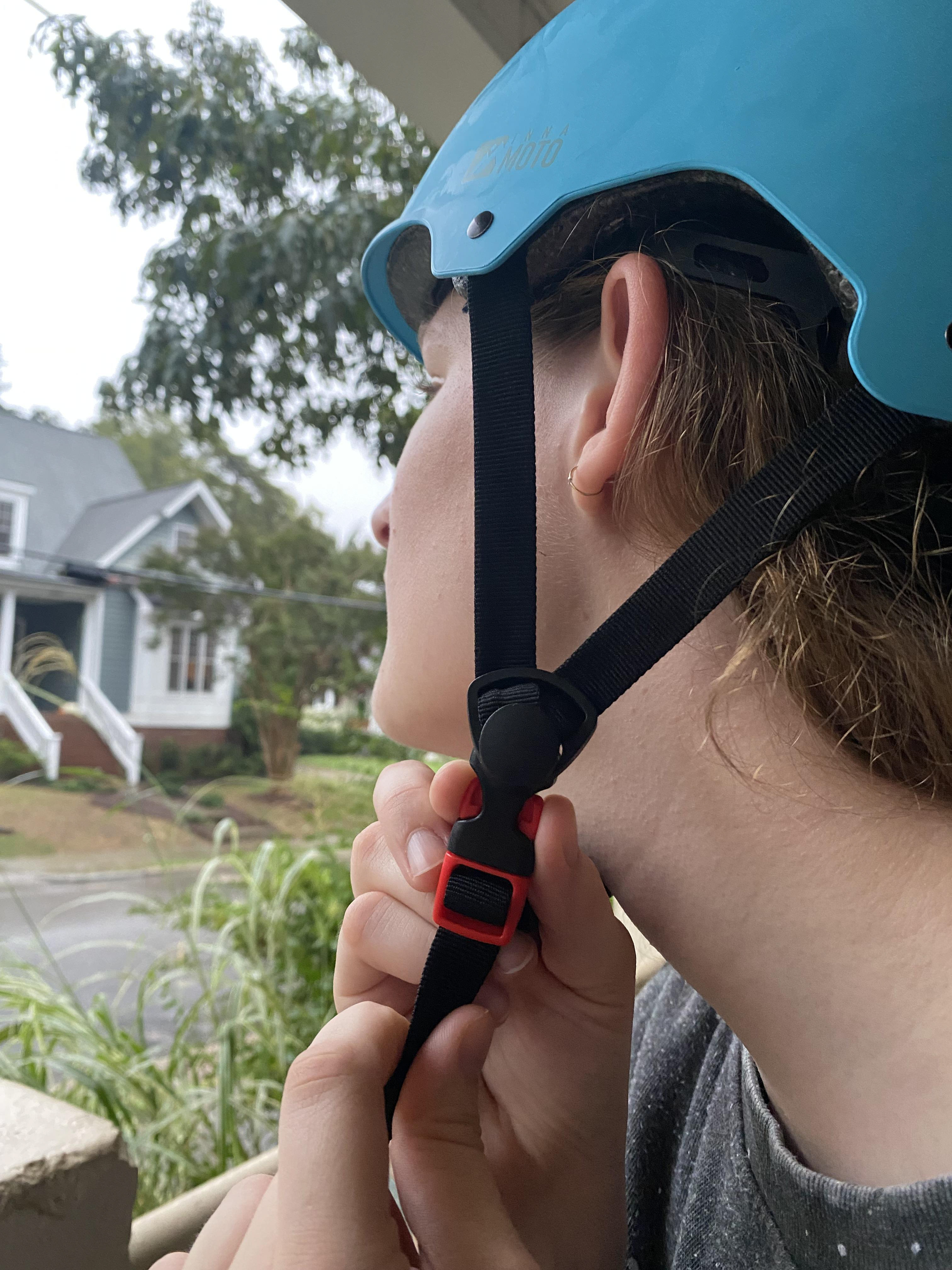 Snap buckle on helmet