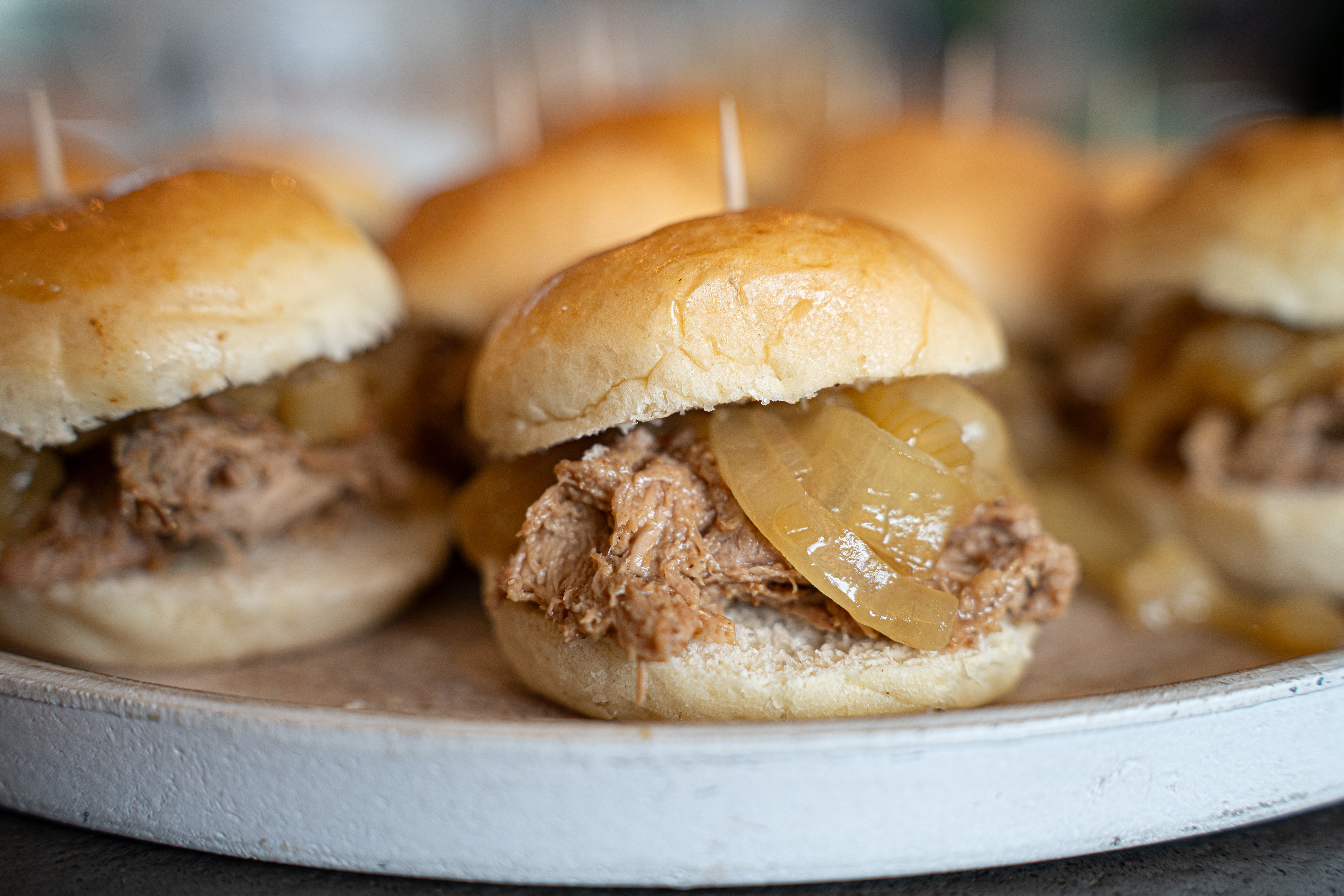 PULLED PORK DI MAIALINO E CIPOLLE CARAMELLATE