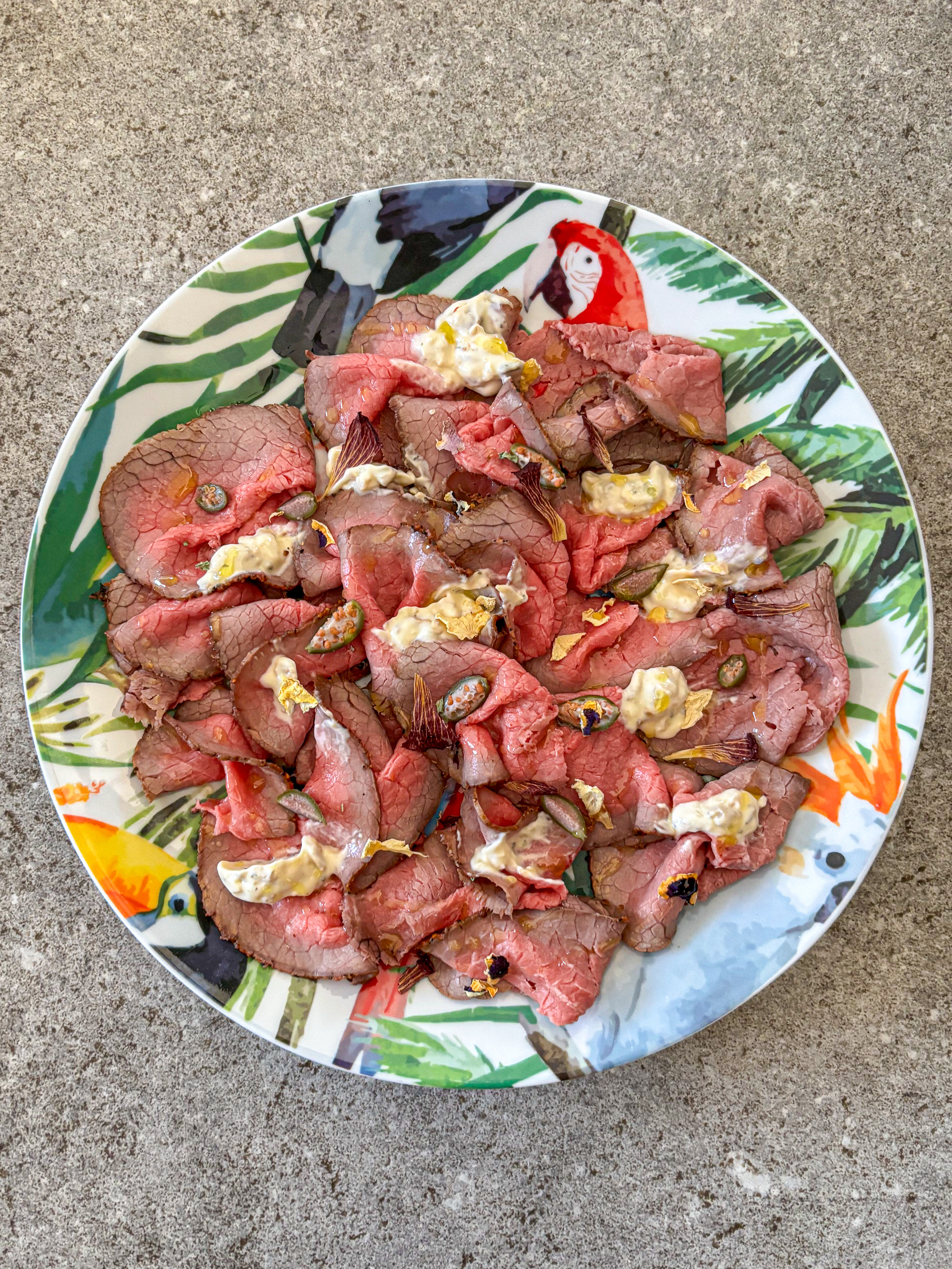 MANZO AFFUMICATO, SALSA BOSCAIOLA, CAPPERI, MALVA ROSA