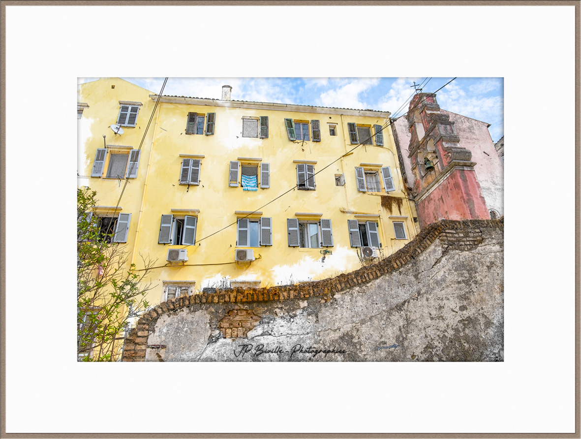 Façade jaune et mur gris - Kerkira, Corfou
