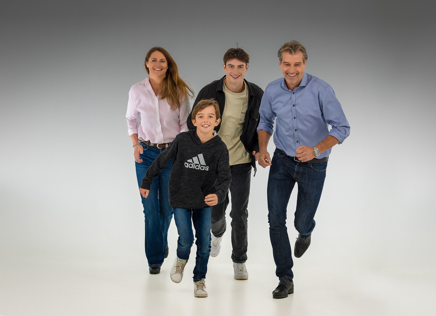Familiebillede i studie.