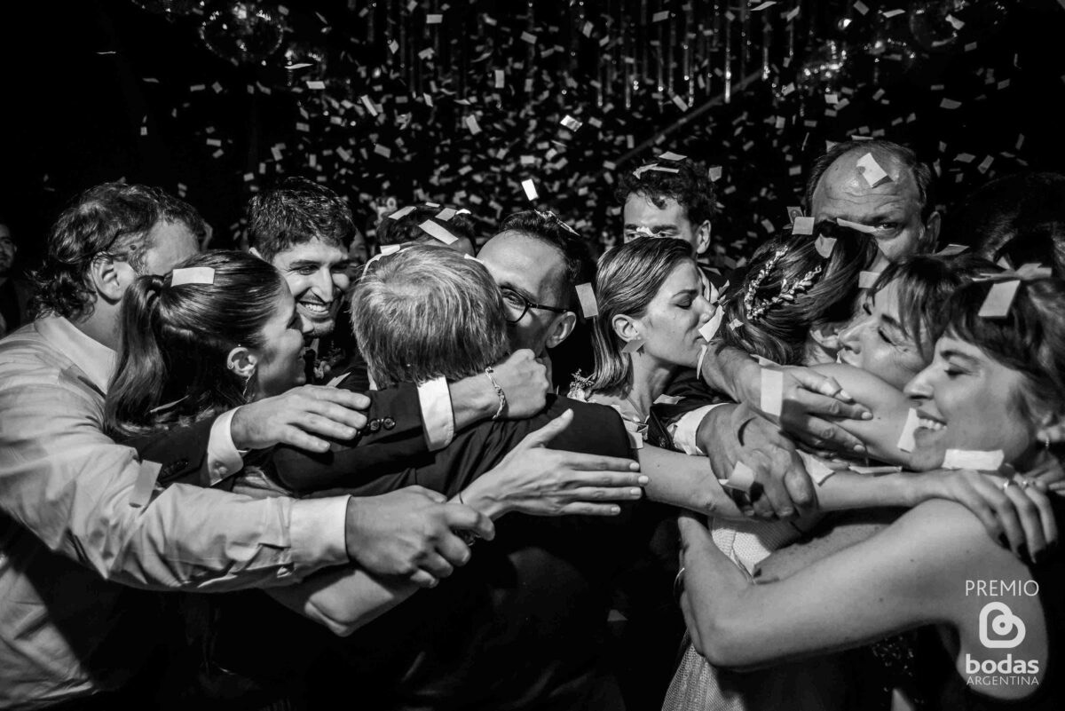 Abrazo grupal con confeti en la fiesta de casamiento — fotografía documental de bodas Buenos Aires, Anto Ventimiglia