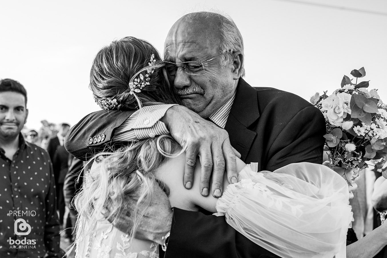 Padre abrazando a su hija el día de su boda, llorando de emoción — fotografía documental de bodas por Anto Ventimiglia, Buenos Aires