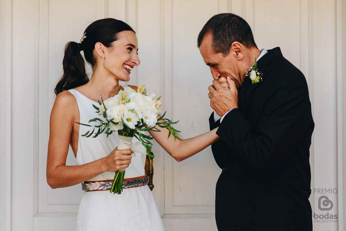 Padre besando la mano de la novia antes de la ceremonia — fotografía documental de bodas en Buenos Aires por Anto Ventimiglia