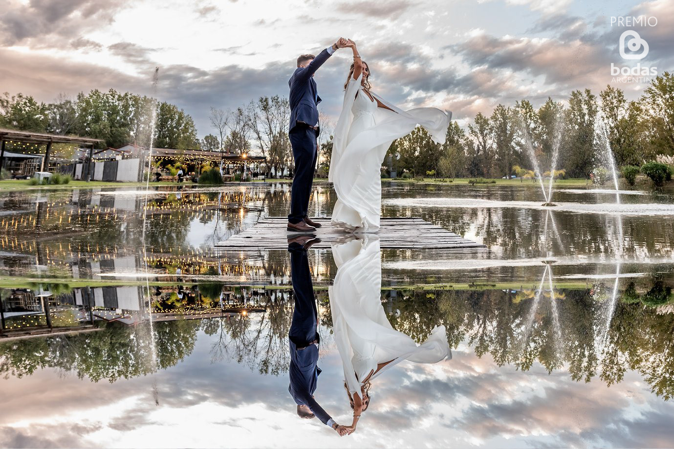 Novios bailando en lago con reflejo al atardecer — fotografía de bodas documental y retrato, Anto Ventimiglia Buenos Aires
