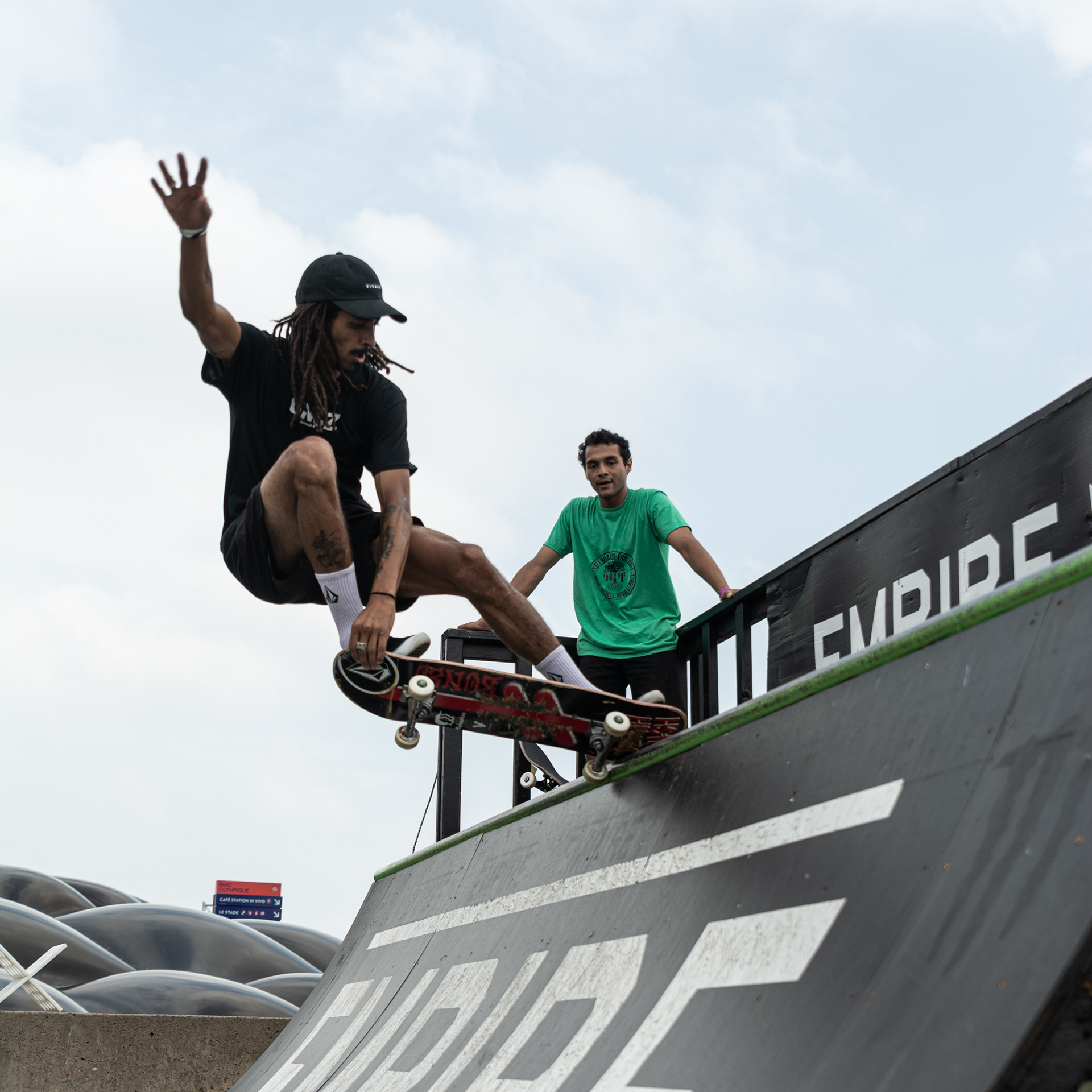Un skateur exécute une figure lors d’une compétition de skateboard au Jackalope Fest, à Montréal.