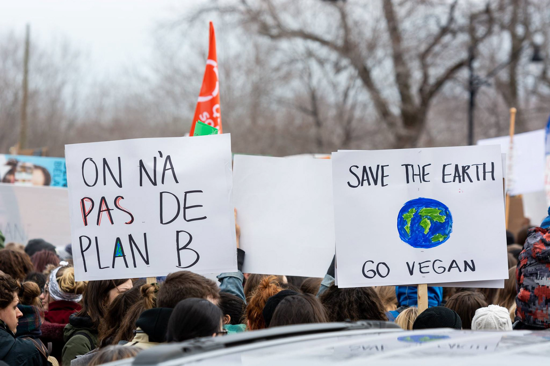 Manifestation pour l’environnement, Montréal. Des manifestants brandissent des pancartes appelant à une action urgente pour le climat