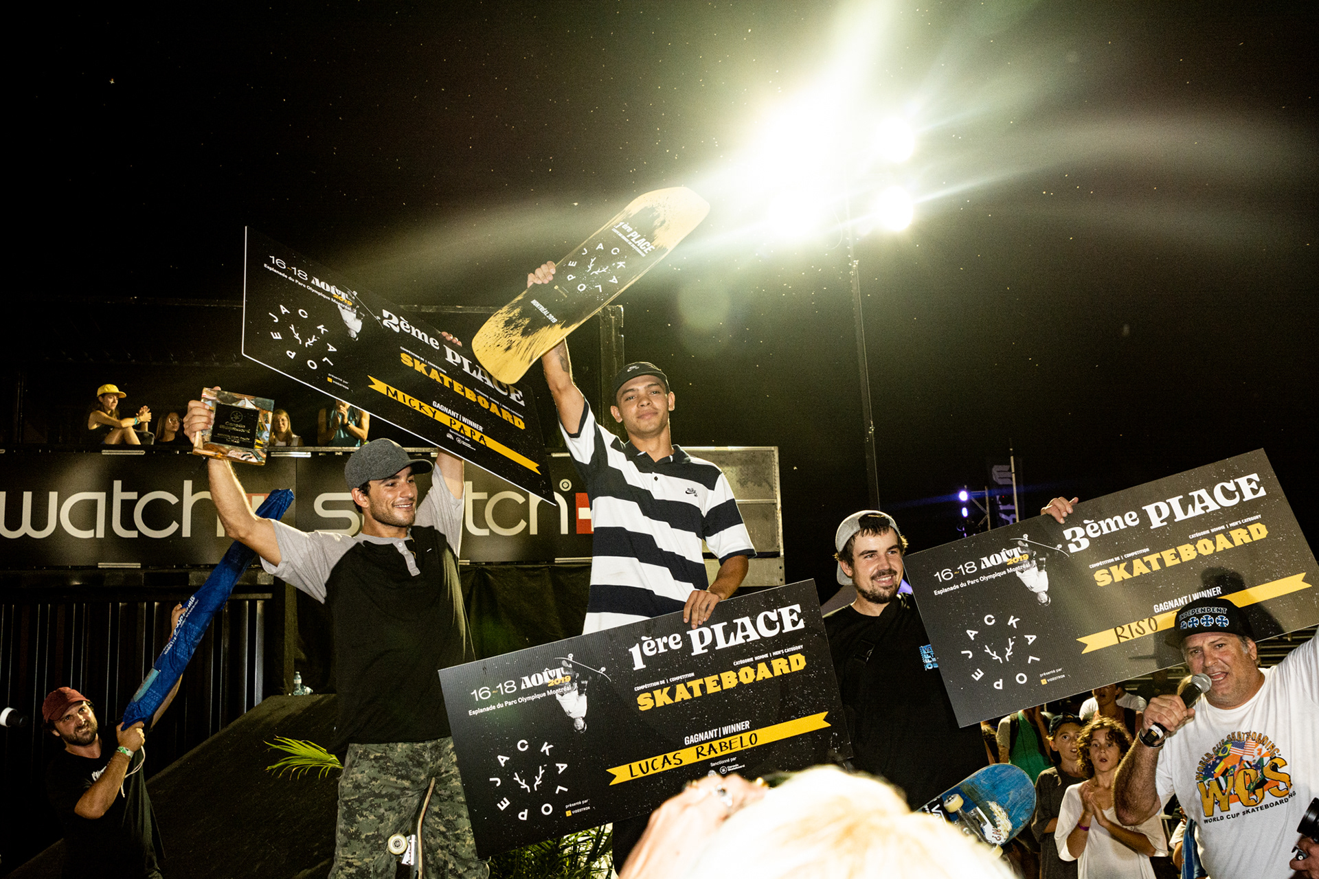 Des athlètes montent sur le podium après une compétition de skateboard au Jackalope Fest, à l’Esplanade du Stade olympique, à Montréal.