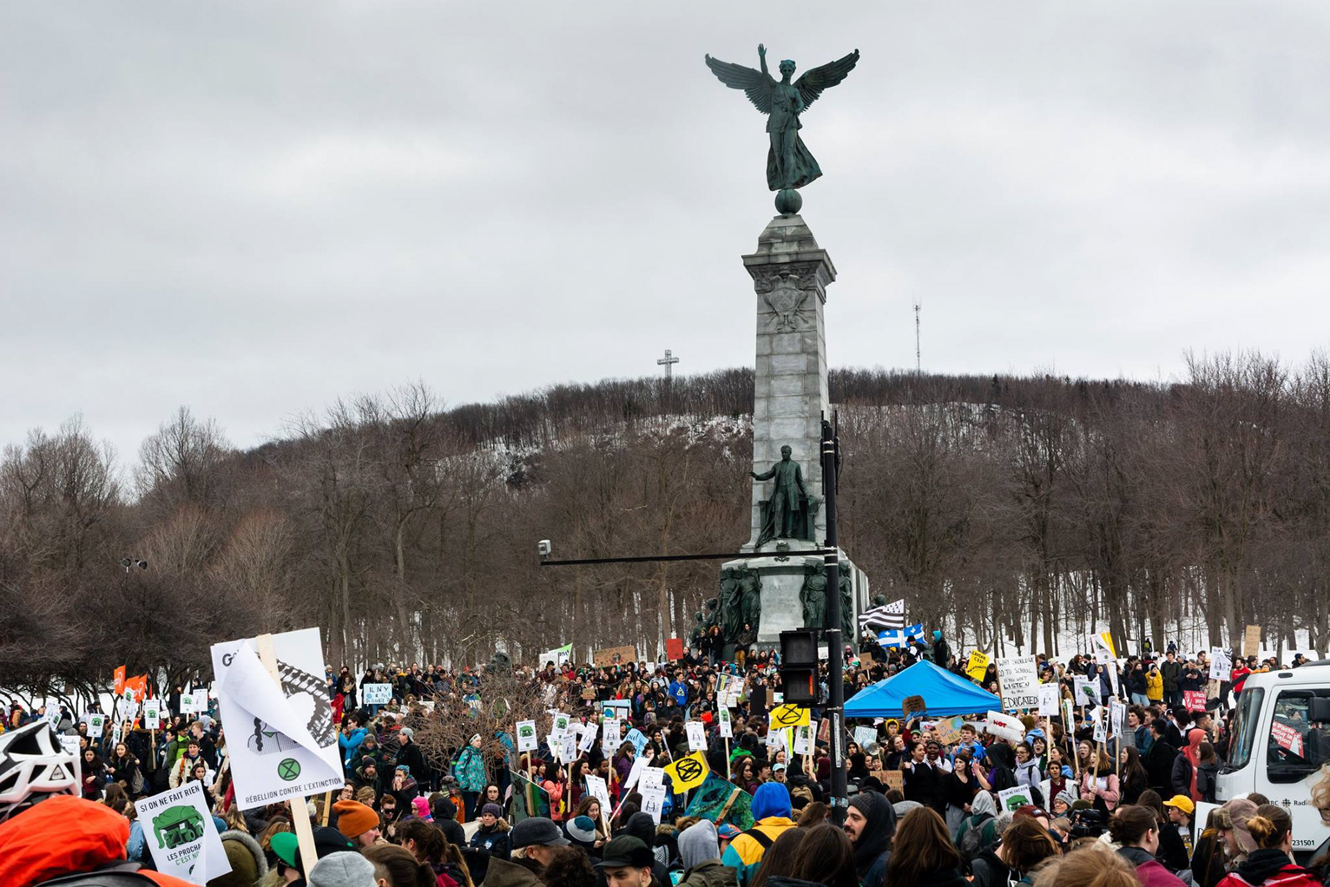 Manifestation pour l’environnement, Montréal. Des manifestants brandissent des pancartes appelant à une action urgente pour le climat.