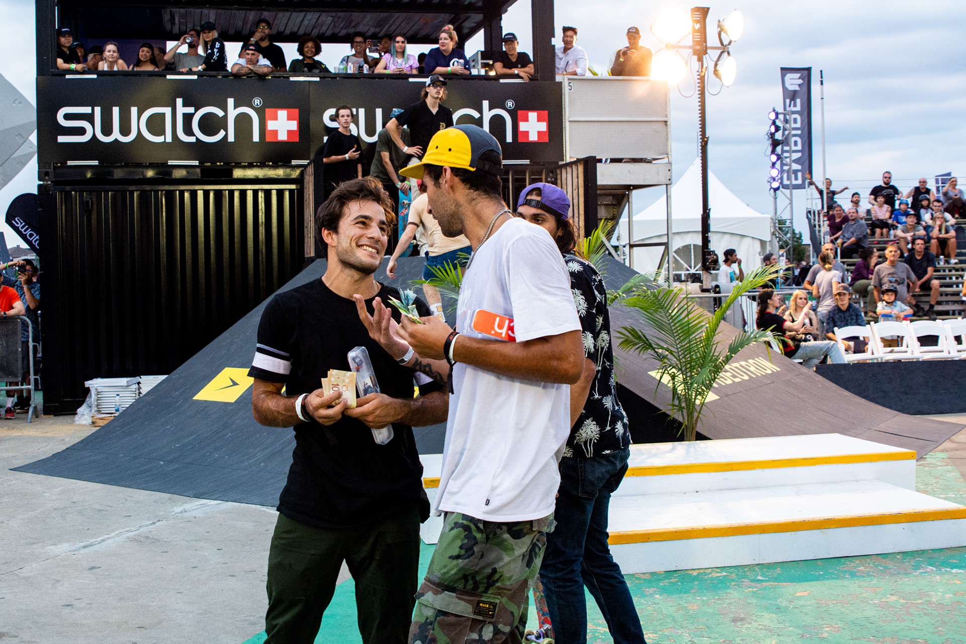 Le gagnant de l’épreuve du meilleur trick reçoit une récompense en argent lors du Jackalope Fest, à Montréal.