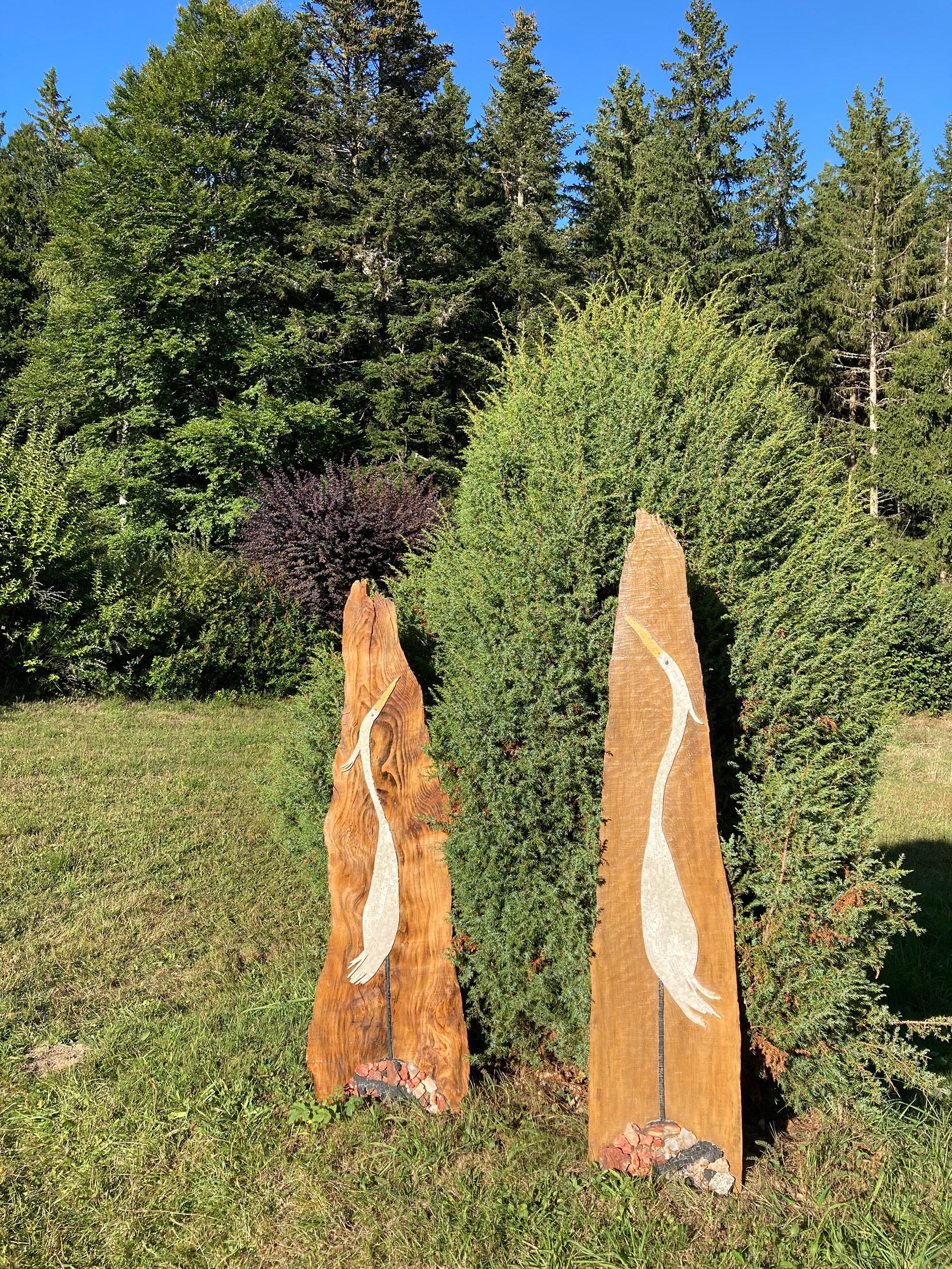 Deux hérons en marbre sur dosse de sapin. 1530x350mm et 1400x400mm.