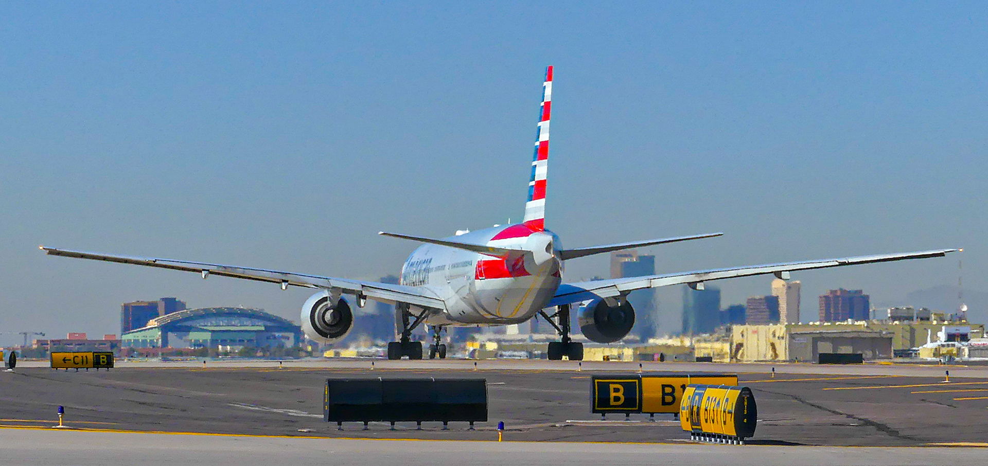 American 787 Taxiing for takeoff