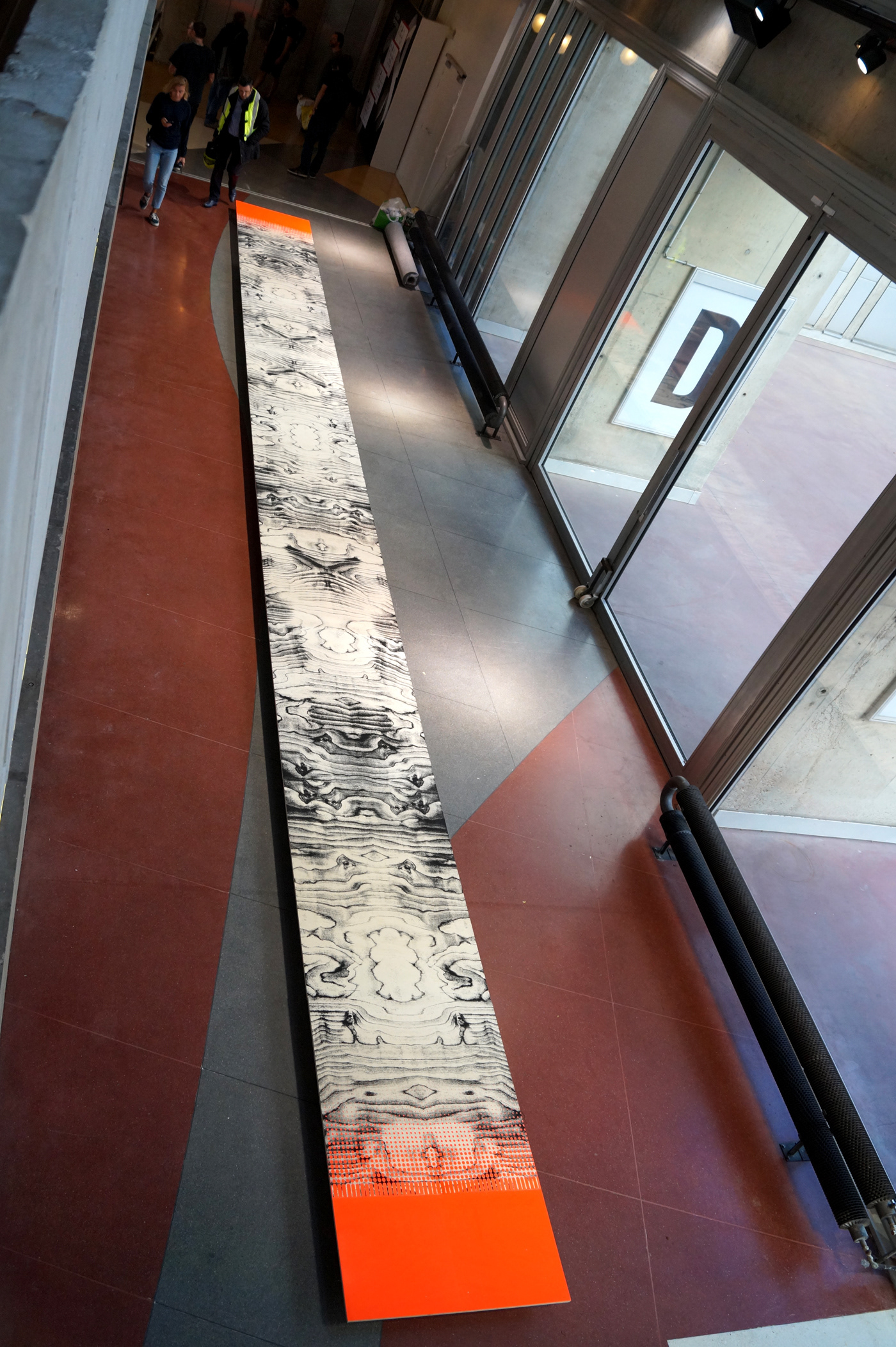 FFF F FFBF EEE E EEFE, 1500 x 100 x 1,8 cm, screen-print on wood, Biennale Emergences, Centre Nationale de la Danse, 2018