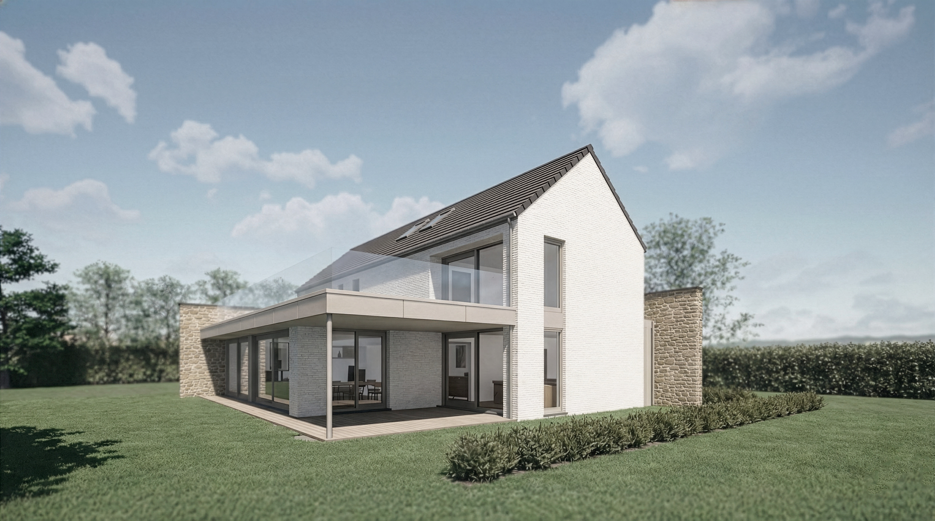 Façade arrière avec terrasse couverte ouverte sur le jardin