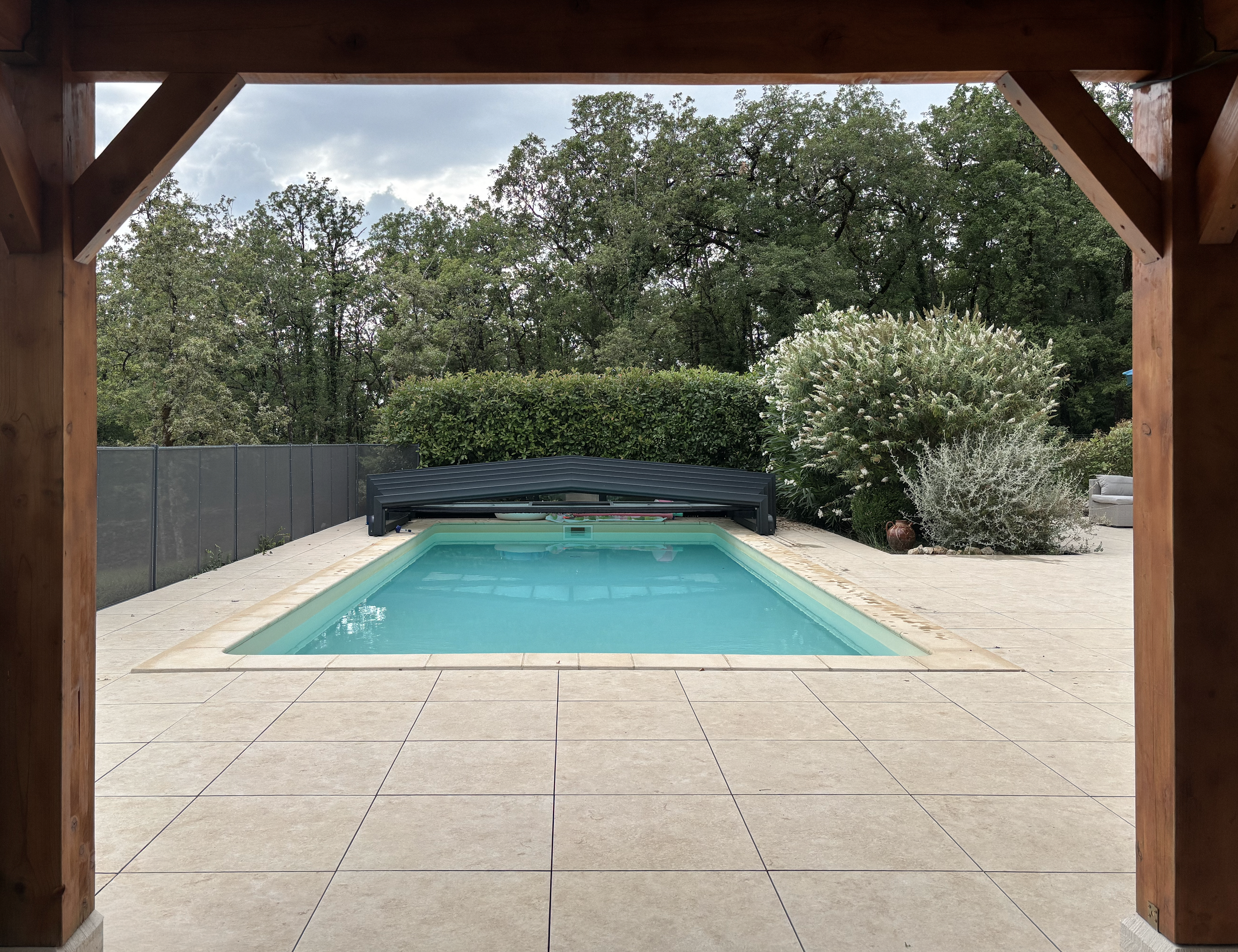 Vue sur la piscine depuis la pergola en bois
