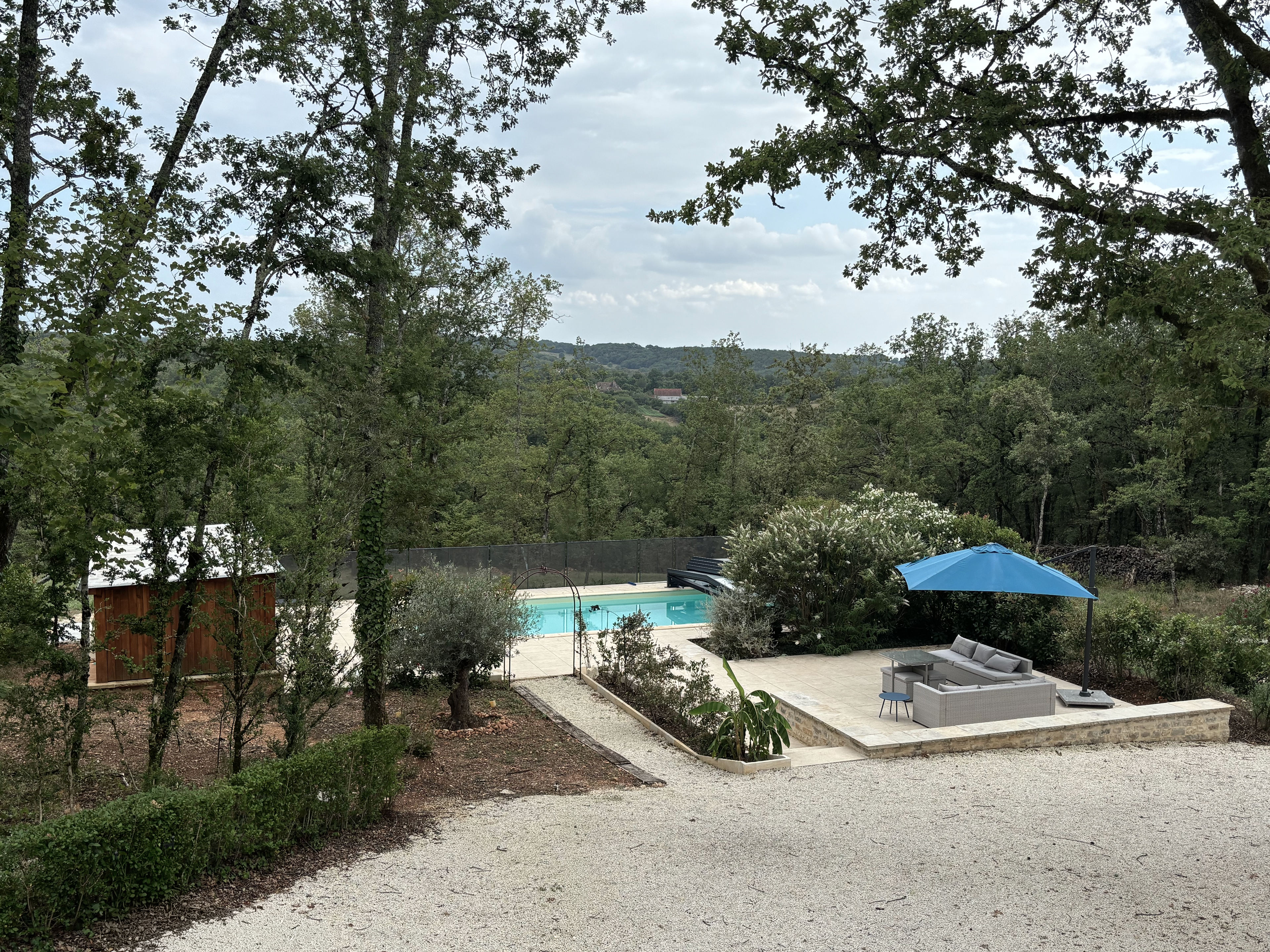 Vue d’ensemble des abords paysagers autour de la piscine