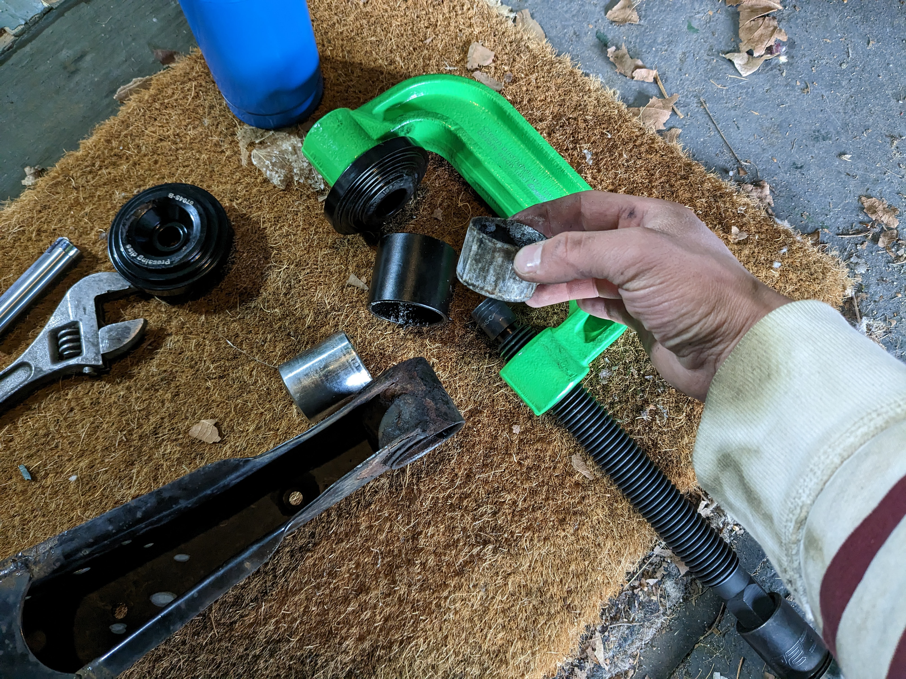 I was able to remove this one with a ball joint press.