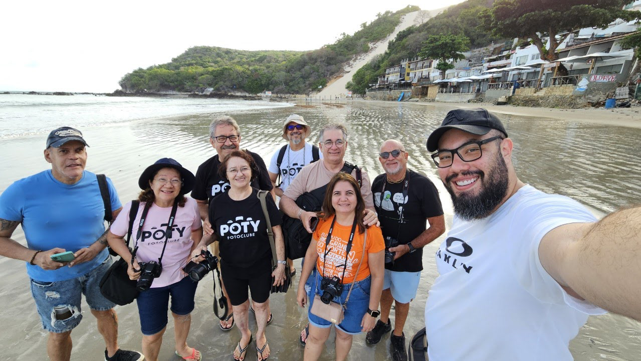 Fotoclubistas na praia de Ponta Negra com o Morro do Careca ao fundo