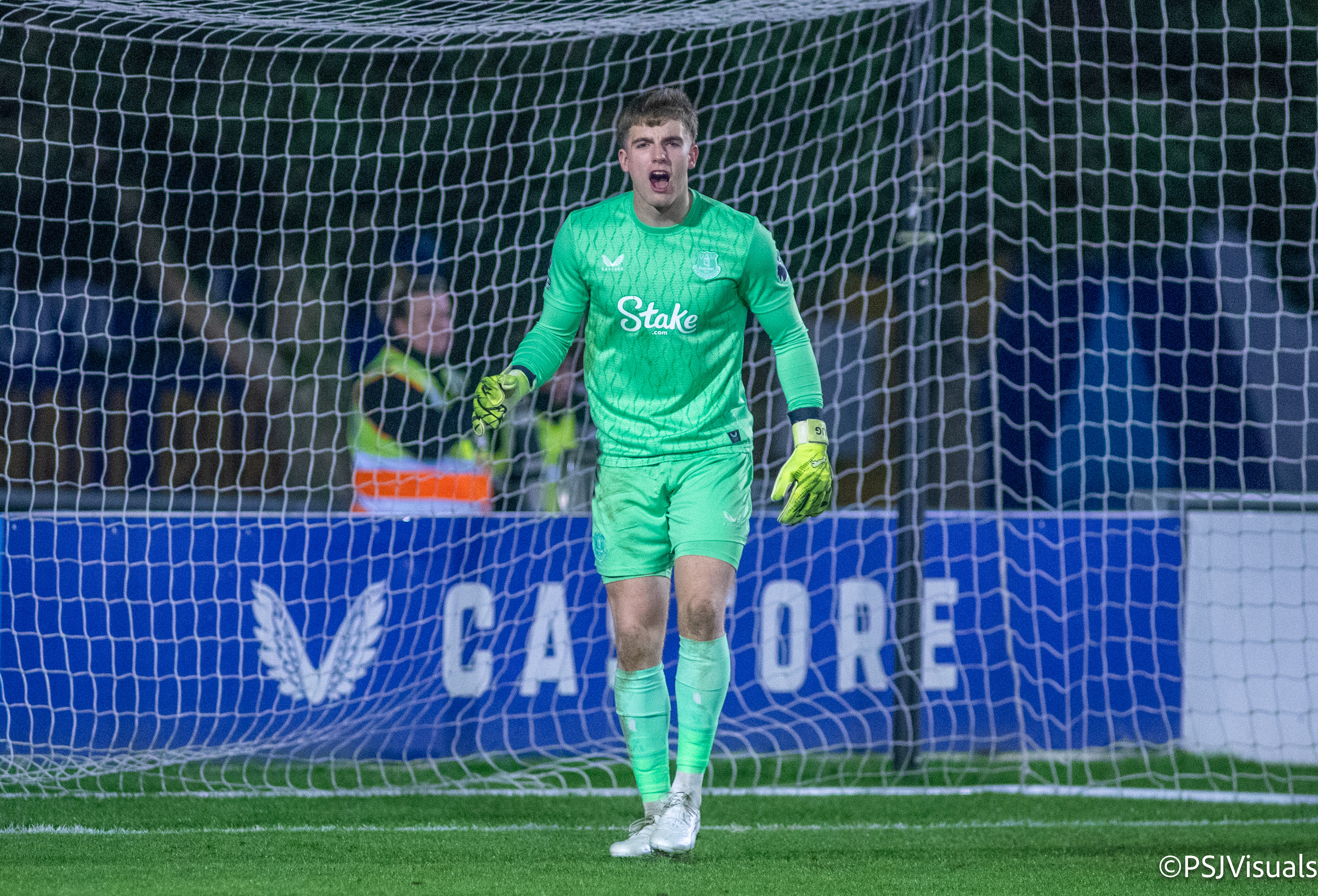 Duglass lukjanciks screaming instructions to Everton U21 teammates passionately vs Sunderland U21
