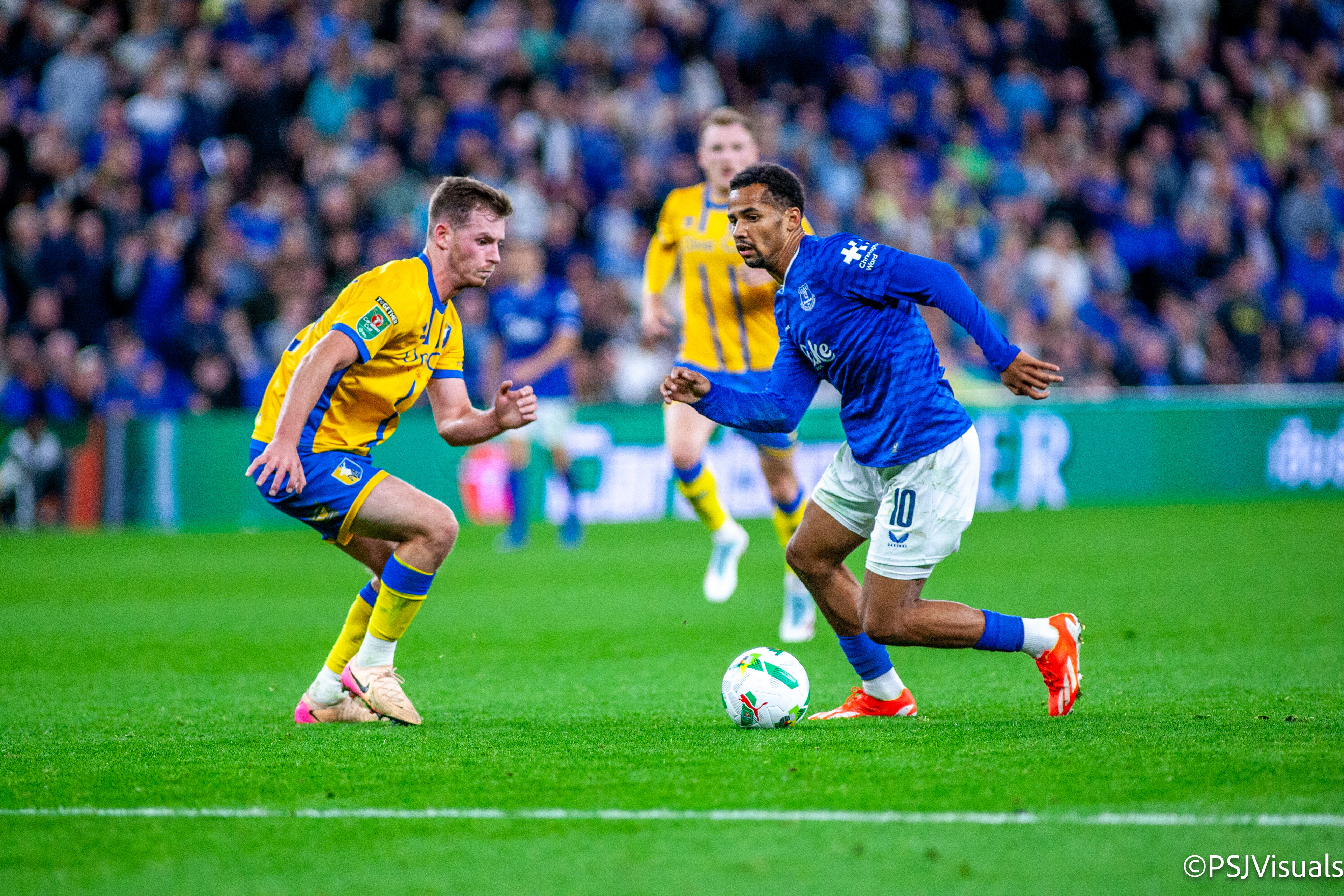 Iliman Ndiaye in possession of ball attacking the opposition 