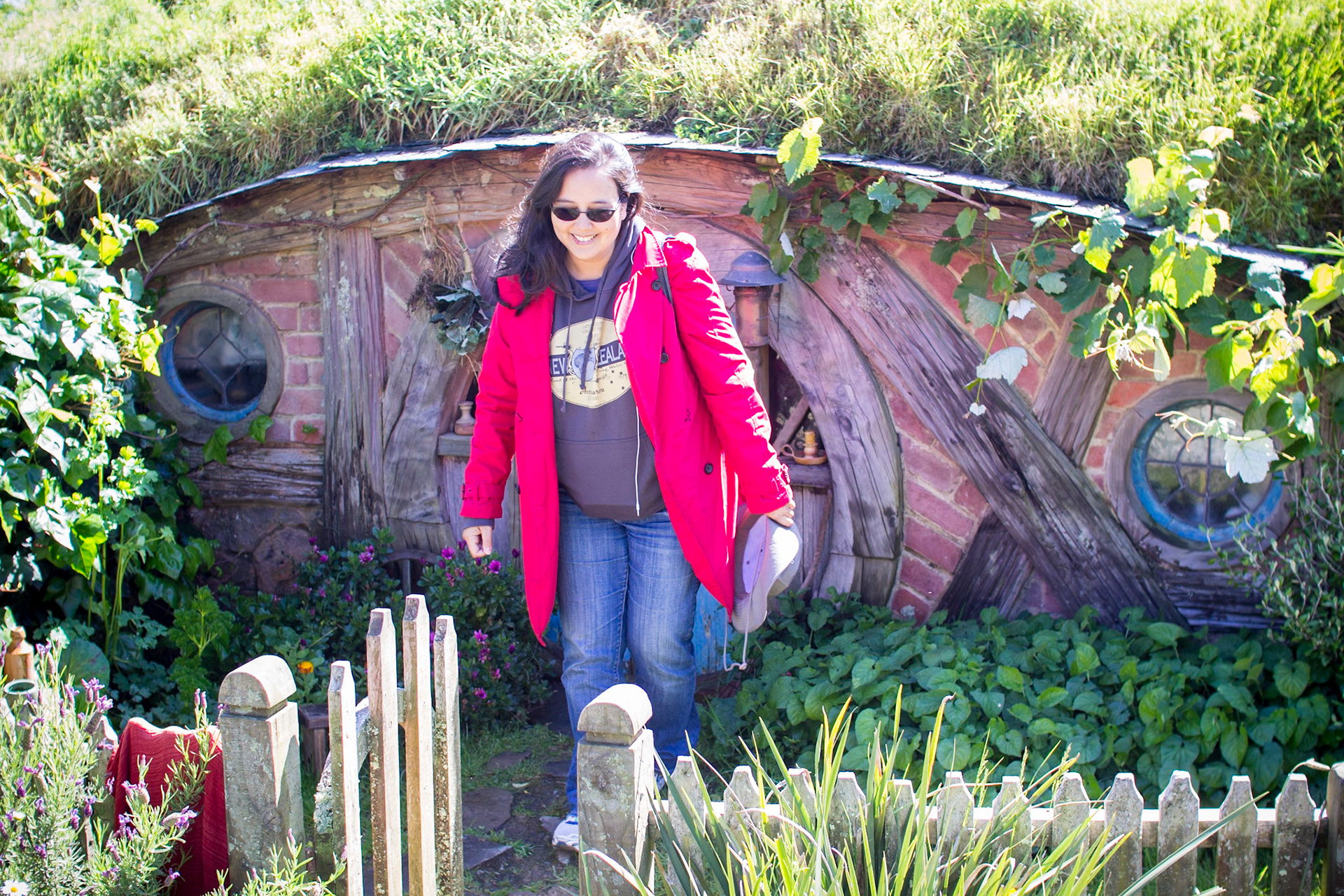 Fiona leaving after inspecting the Hobbit hole