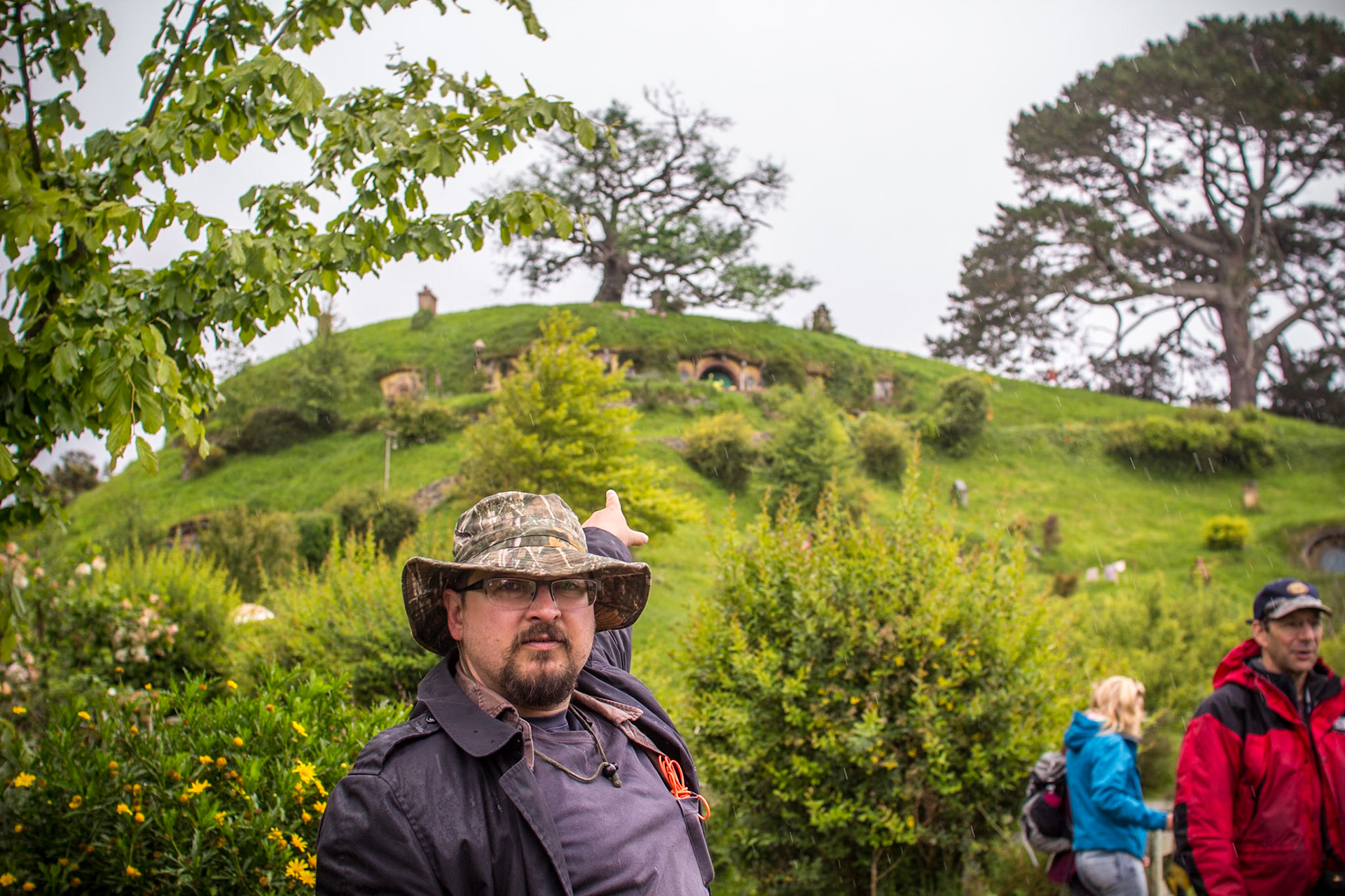 T pointing at THE tree