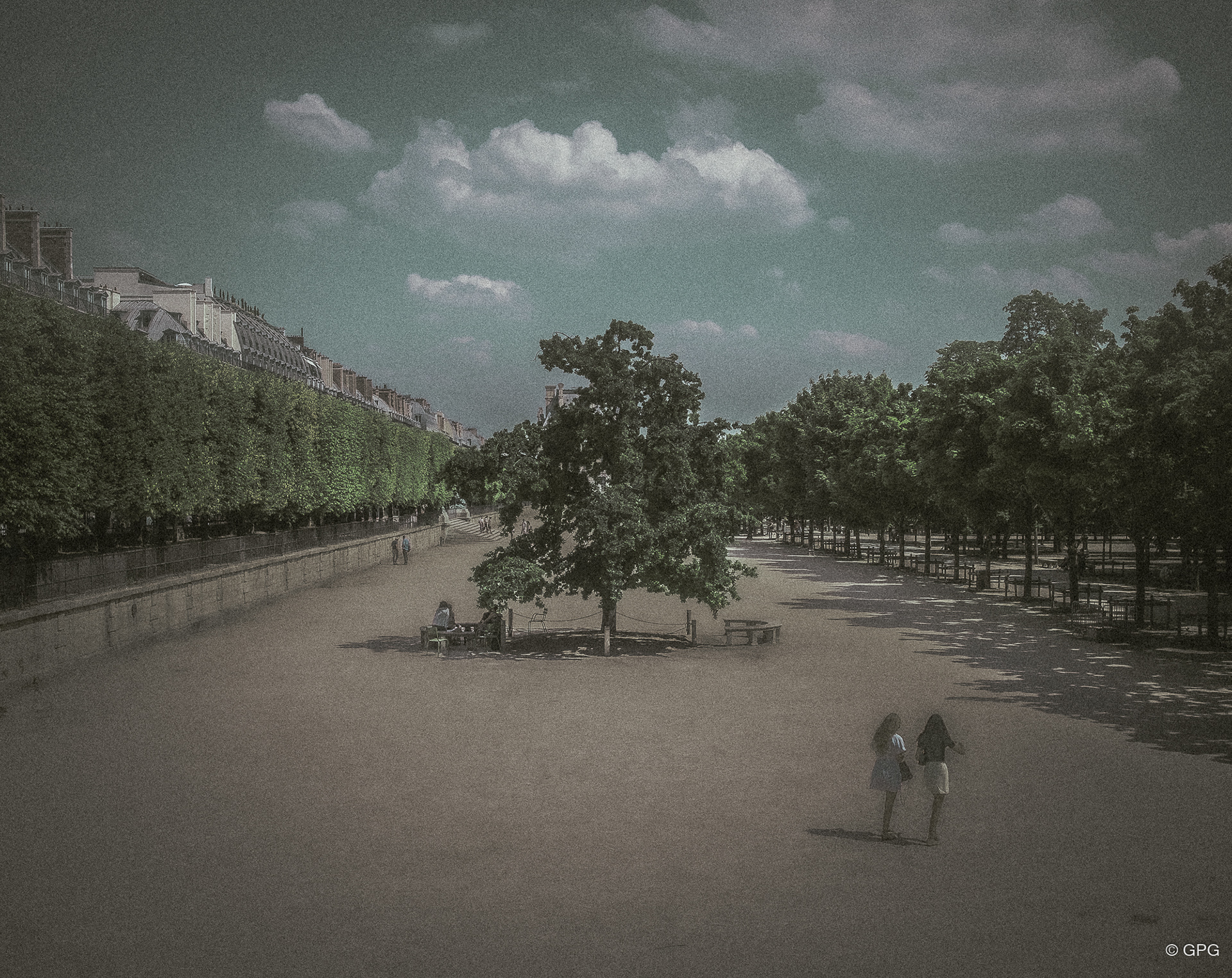 les passantes du mois d'aout aux Tuileries