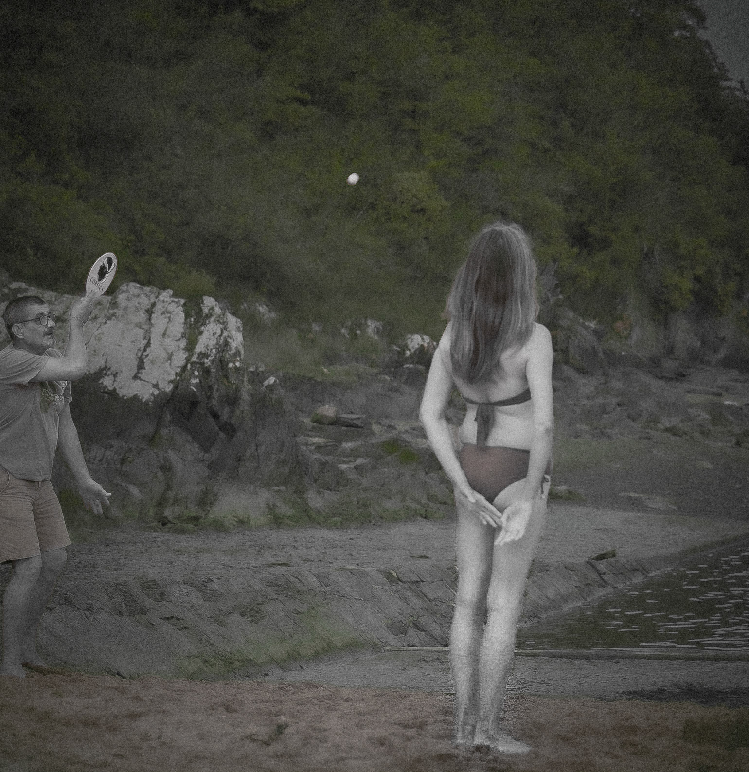 Jeune femme devant l'éventuelle plage