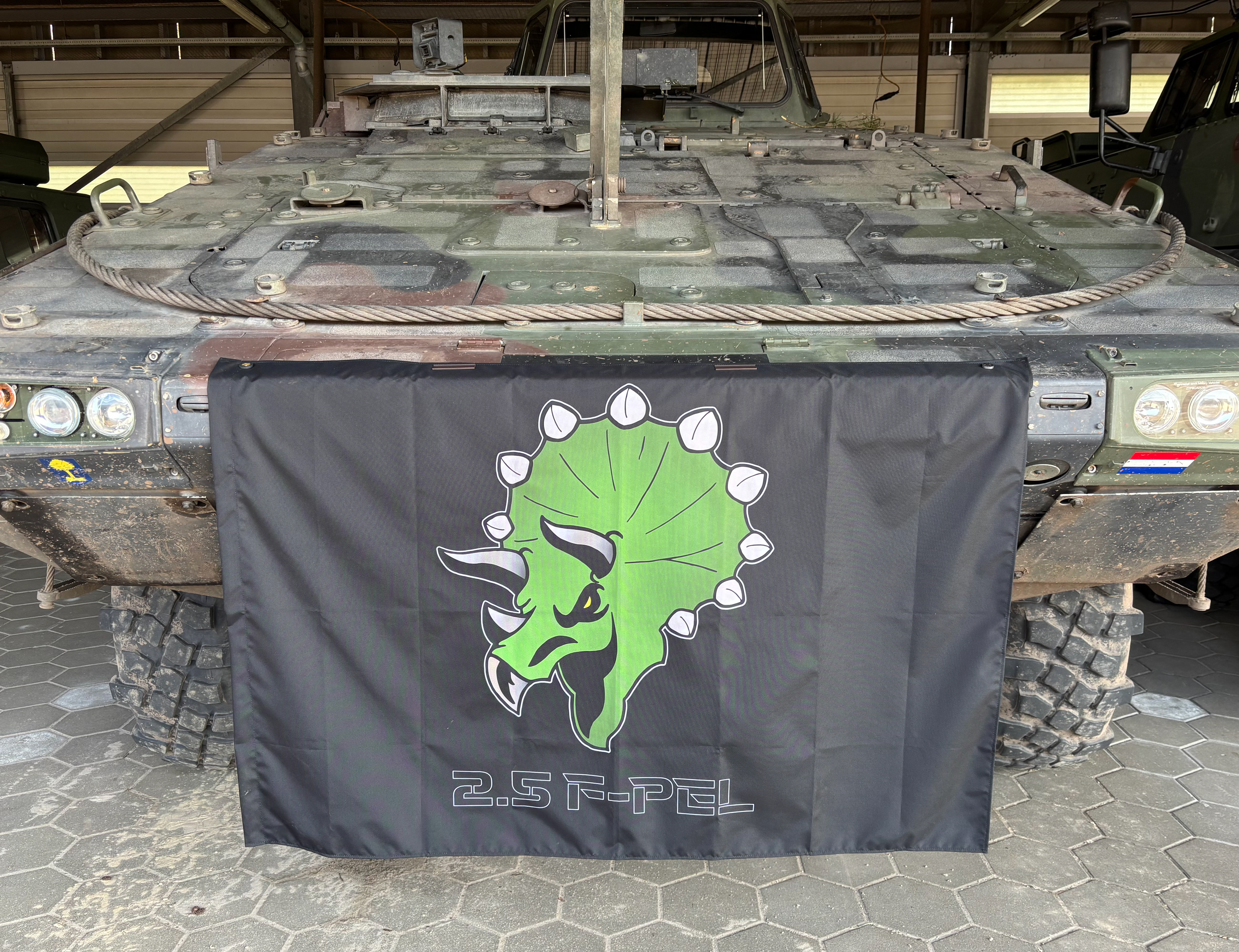 Vlag met logo op de Boxer, één van de lesvoertuigen van het 2.5 F-PEL