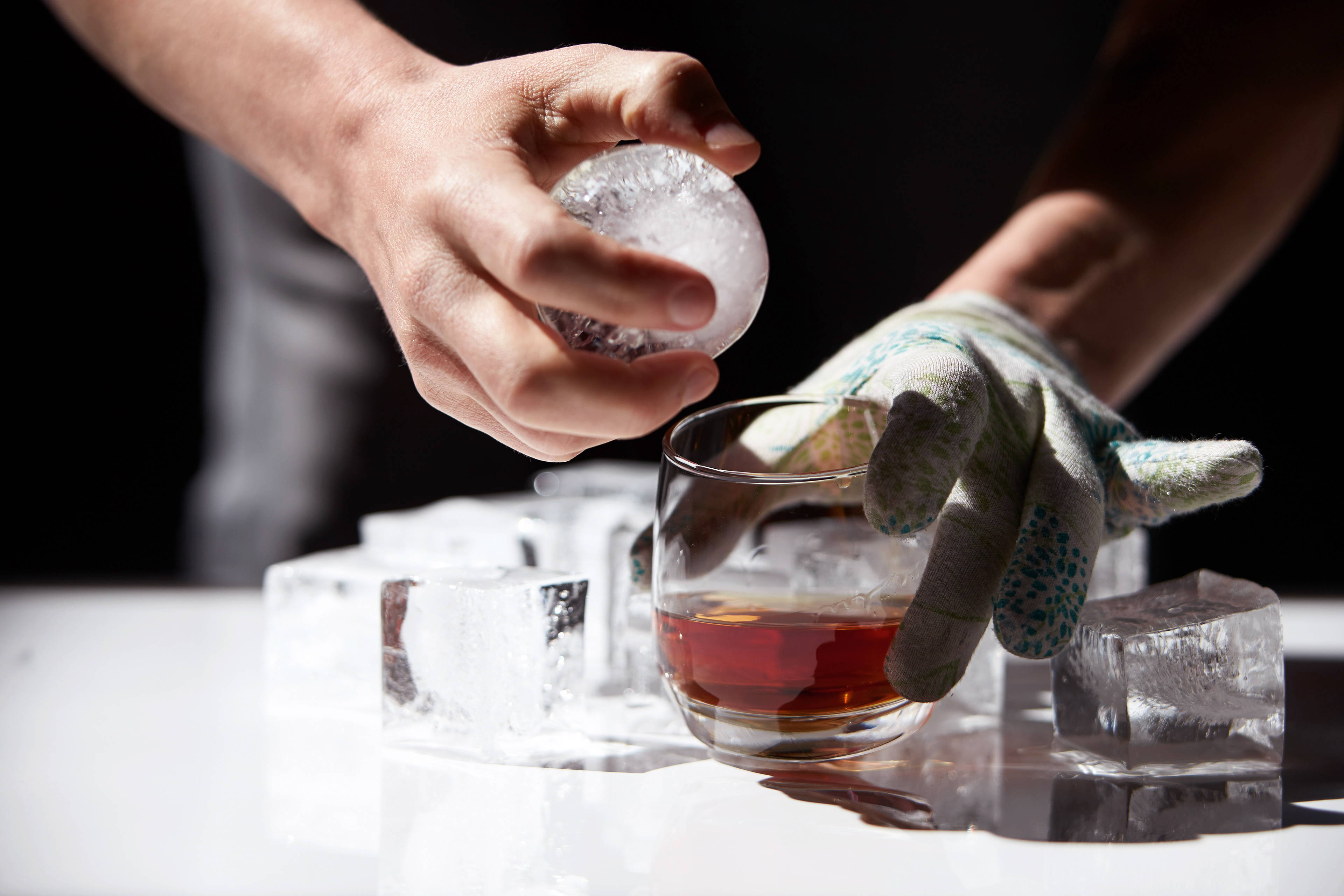 Delicately submerging ice ball. 📷:@barbpenoyar