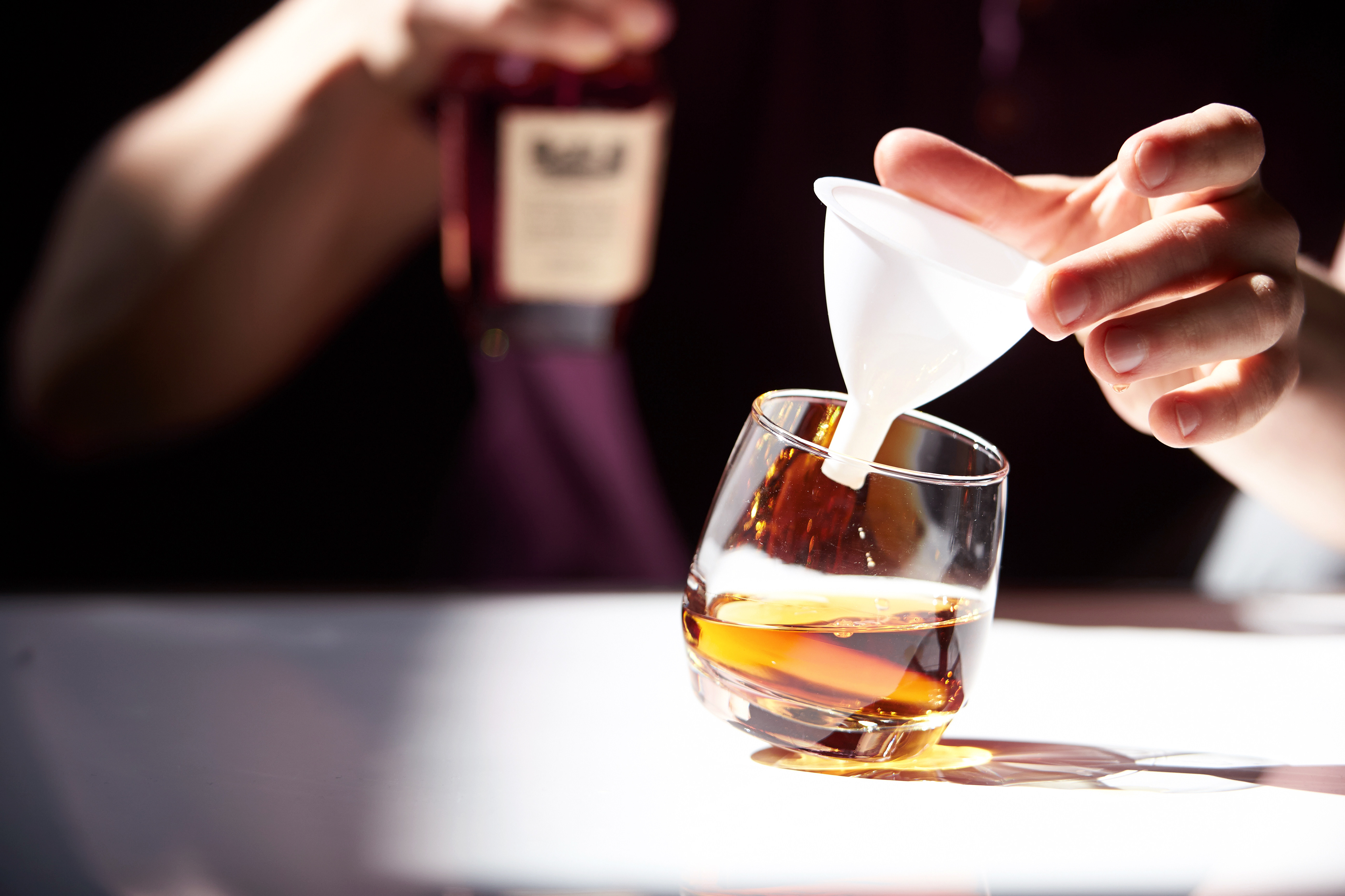 Delicately pouring whiskey. 📷:@barbpenoyar