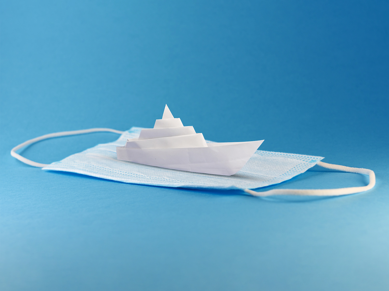 Brote mortal de hantavirus a bordo de un crucero — ilustración editorial y conceptual de David Criado Deadly hantavirus outbreak aboard a cruise ship — editorial and conceptual illustration by David Criado