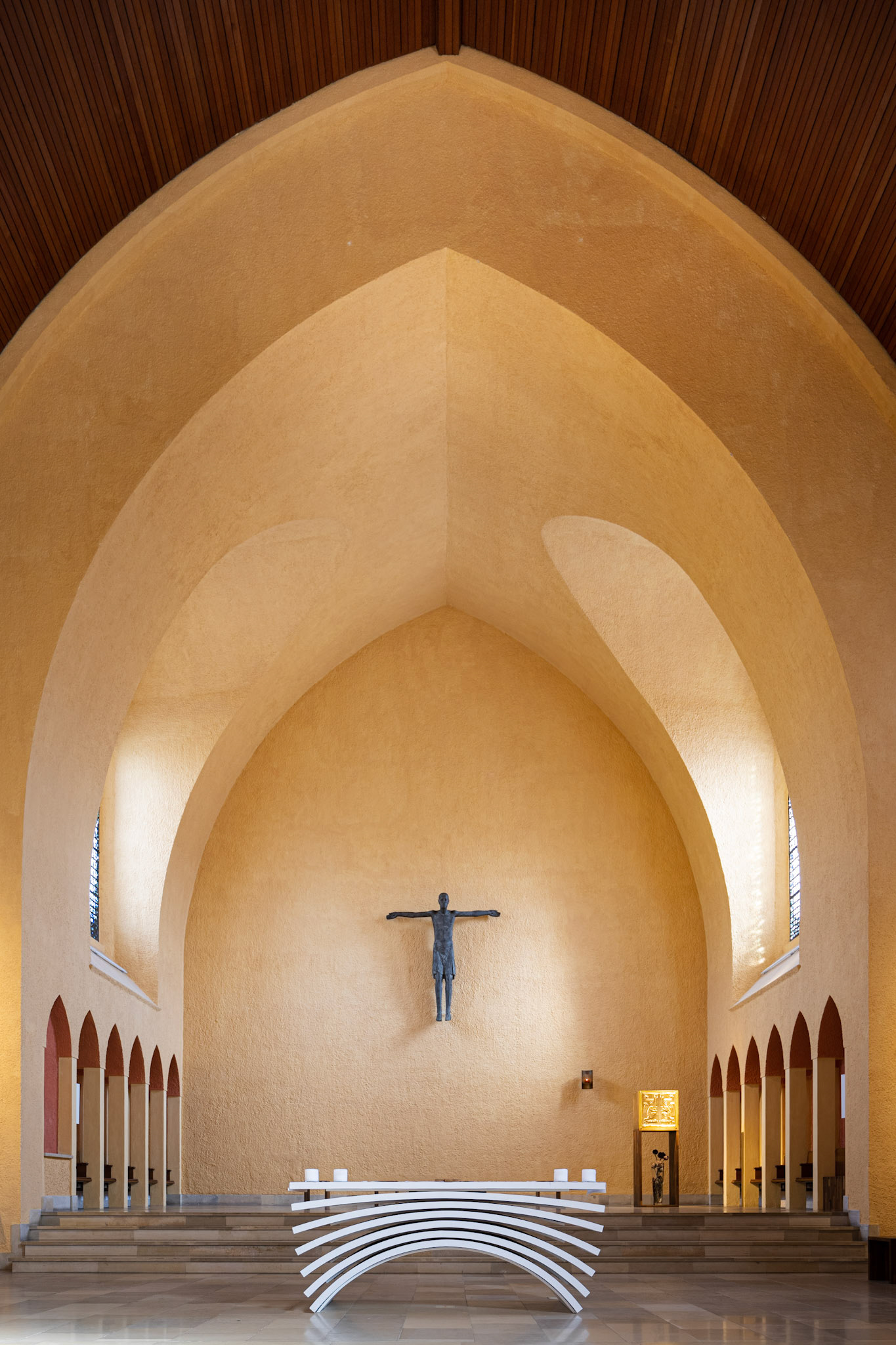 Sankt Petrus Canisius altar