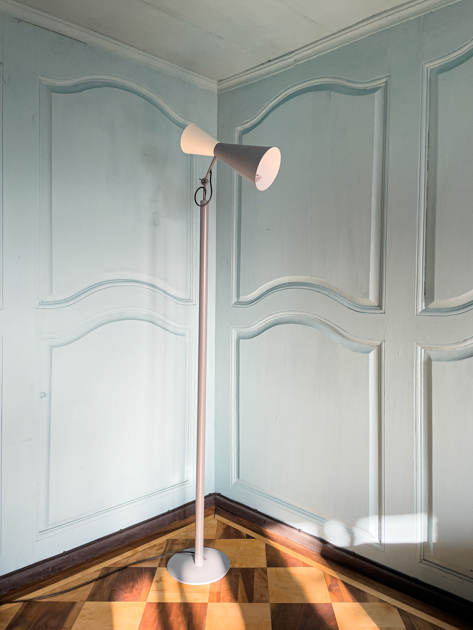 floor lamp designed by Le Corbusier